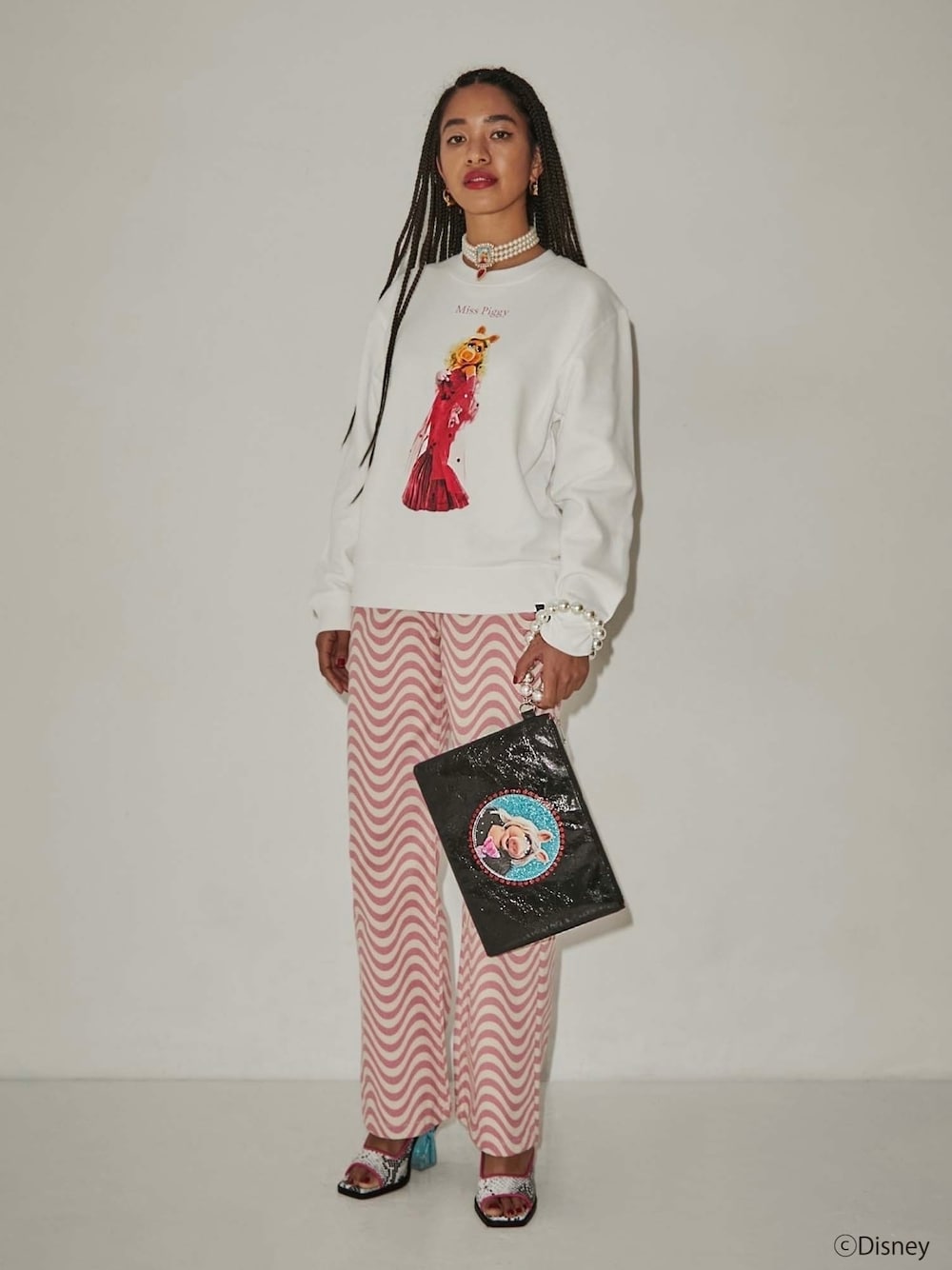 「PAMEO POSE、ミスピギー、miss piggy、パールアクセ、秋冬コーデ、パンツスタイル、パールバッグ、クラッチバッグ、マペッツ」｜「PAMEO POSEのMiss Piggy / Bag（クラッチバッグ、ブラック系）」を使った、PAMEO POSEさん（レディース・164cm）の冬コーディネートの1枚目の写真
