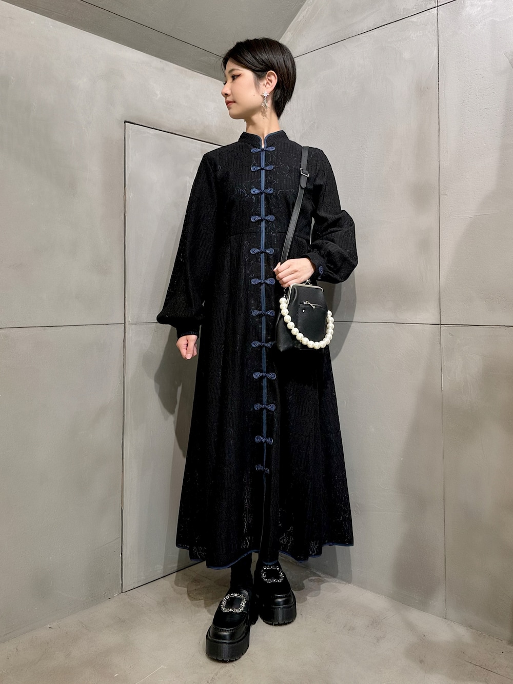 「チャイナワンピース、チャイナボタン、チャイナ、レースワンピース、オケージョンワンピース、ブラックワンピース、厚底ローファー、ショルダーバッグ、がま口バッグ、ビジューピアス、オケージョンスタイル、お呼ばれスタイル、結婚式二次会スタイル、きれいめコーディネート」｜「PAMEO POSEのAngel Star Pierce（ピアス（両耳用）、シルバー系）」を使った、PAMEO POSEさん（レディース・164cm）の冬コーディネートの1枚目の写真