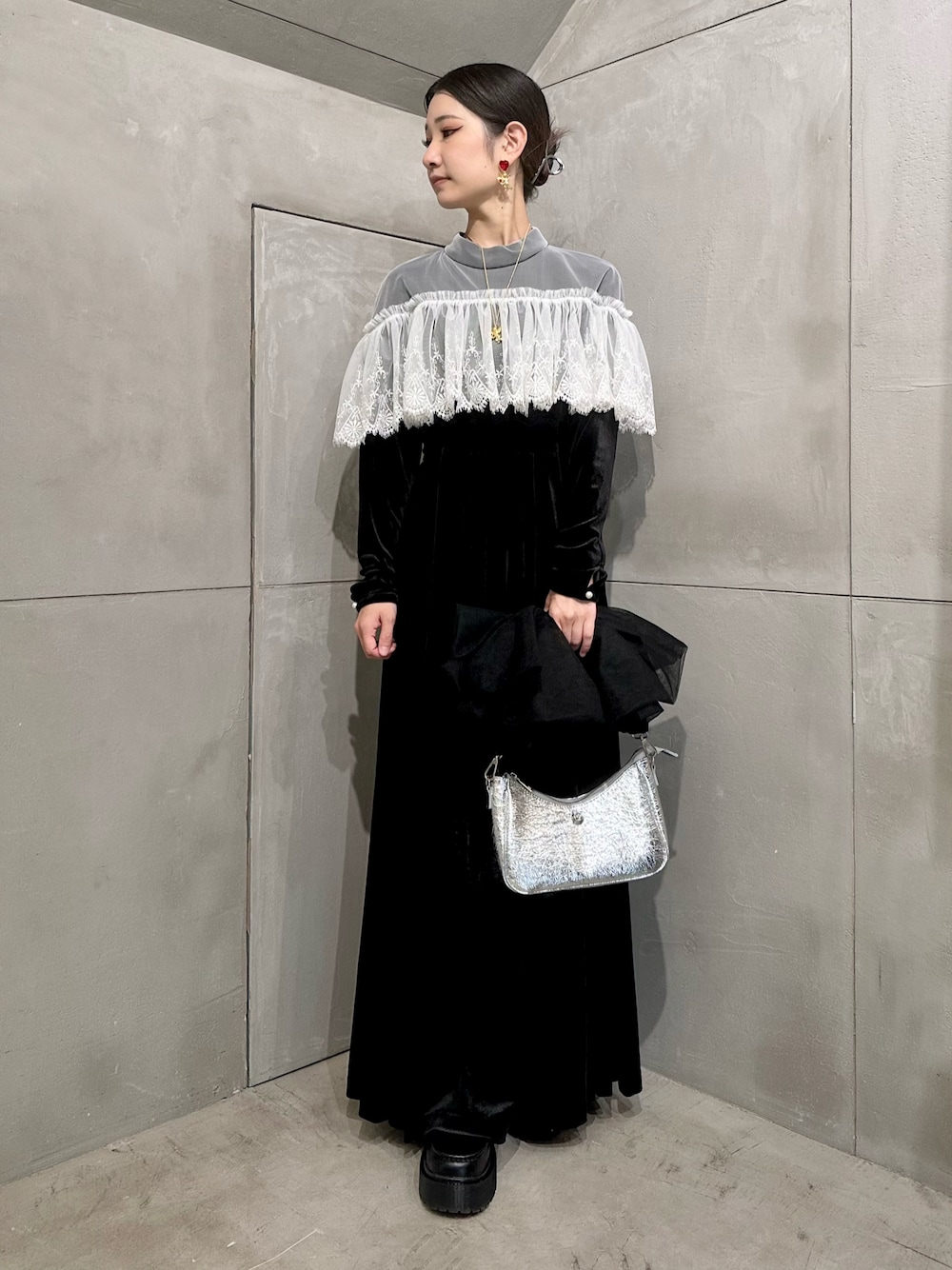 「PAMEO POSE、パメオポーズ、ベロア、ベロアワンピース、ロングワンピース、オケージョンワンピース、ブラックワンピース、ブラックコーデ、オールブラック、ハンドバッグ、天使、休日スタイル、お出かけコーデ、きれいめコーディネート、お呼ばれスタイル」｜「PAMEO POSEのLace Velour Dress（ドレス、ブラック系）」を使った、PAMEO POSEさん（レディース・164cm）の秋コーディネートの1枚目の写真