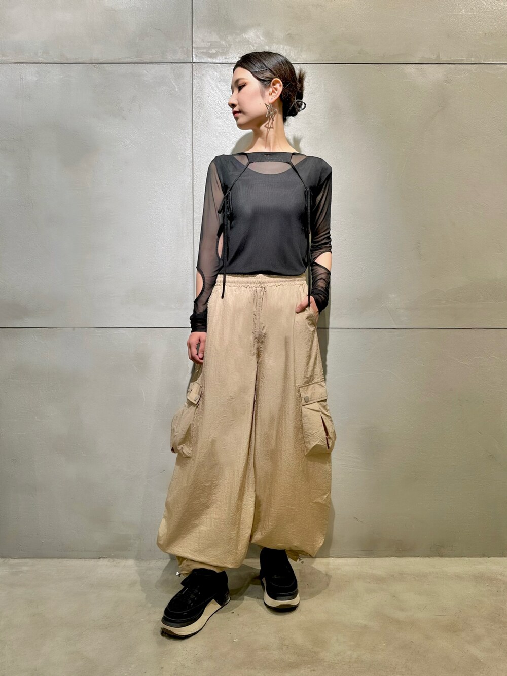 「PAMEO POSE、パメオポーズ、シースルートップス、メッシュトップス、カーゴパンツ、シャカパン、ナイロンパンツ、ニッカポッカ、おおぶりピアス、星モチーフ、きれいめカジュアル、カジュアルコーデ、オトナカジュアル」｜「PAMEO POSEのEmmental Top（シャツ/ブラウス、ブラック系）」を使った、PAMEO POSEさん（レディース・164cm）の夏コーディネートの1枚目の写真