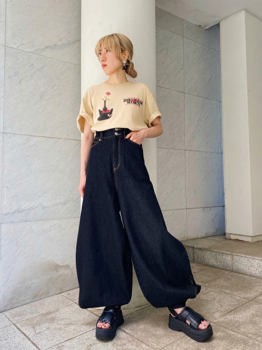 デニムパンツを使った「ニッカポッカ」のレディース人気ファッション