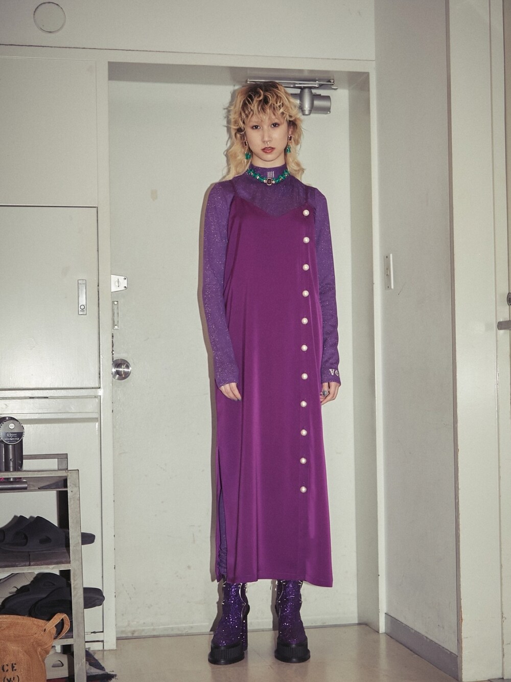 「秋のコーデ、PAMEO POSE、パープル、キャミドレス、パール、ハイネック、グリッター、厚底ブーツ」｜「PAMEO POSEのCocktail Party Dress（ワンピース、パープル系）」を使った、PAMEO POSEさん（レディース・164cm）の秋コーディネートの1枚目の写真