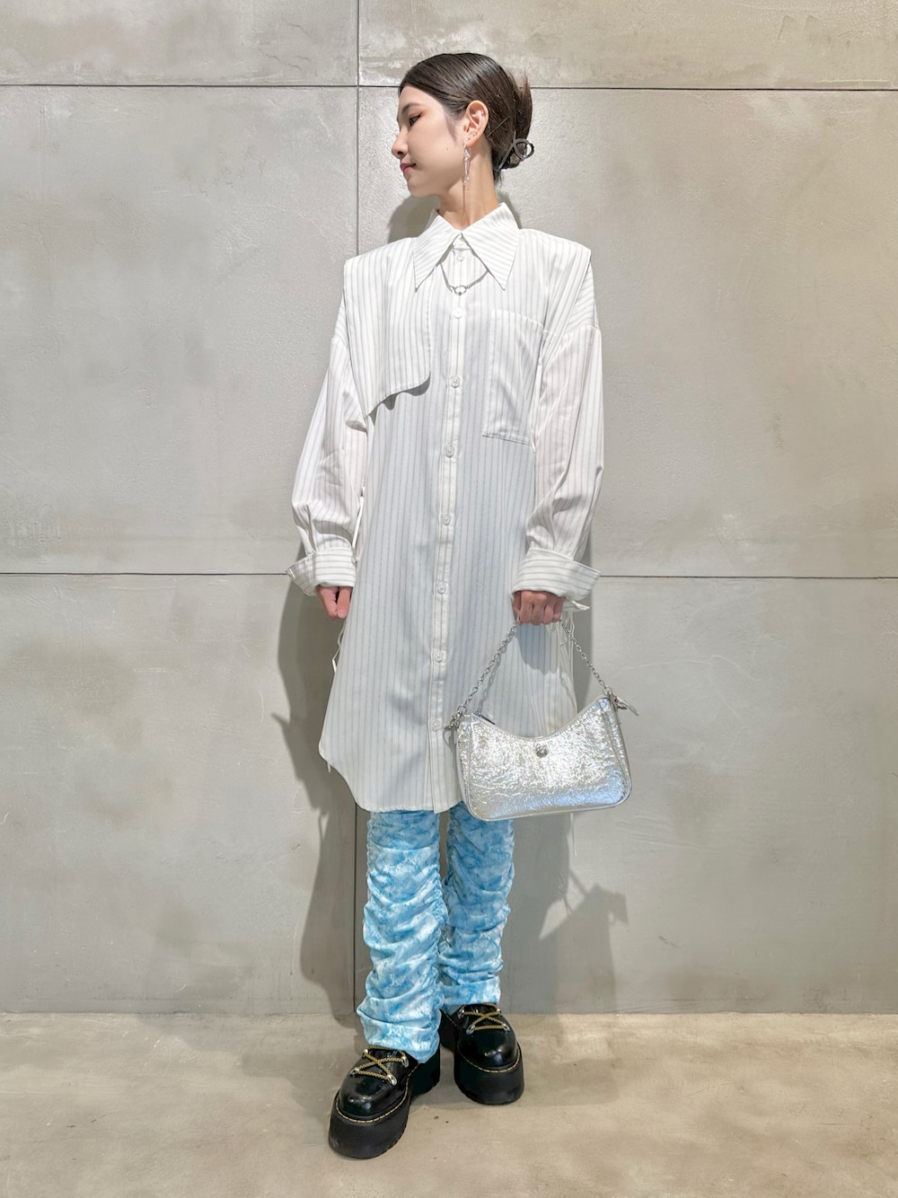 「PAMEO POSE、パメオポーズ、シャツスタイル、羽織りシャツ、シャツワンピース、ビッグシャツ、レギンス、メッシュパンツ、ハンドバッグ、シルバーバッグ、シルバー925、ピアス、サージカルステンレス、チェーンネックレス、きれいめカジュアル」｜「PAMEO POSEのBig Shirts WHT（シャツ/ブラウス、ホワイト系）」を使った、PAMEO POSEさん（レディース・164cm）の秋コーディネートの1枚目の写真