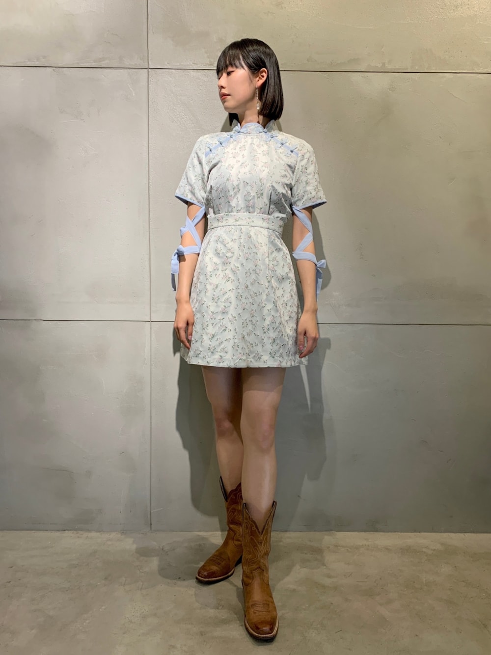「PAMEO POSE、パメオポーズ、ミニワンピ、チャイナボタン、花柄、バラ柄、ワンピース×ブーツ、春夏コーデ、夏コーデ」｜「PAMEO POSEのMandarin Mini Dress（ワンピース、ブルー系）」を使った、PAMEO POSEさん（レディース・164cm）の夏コーディネートの1枚目の写真