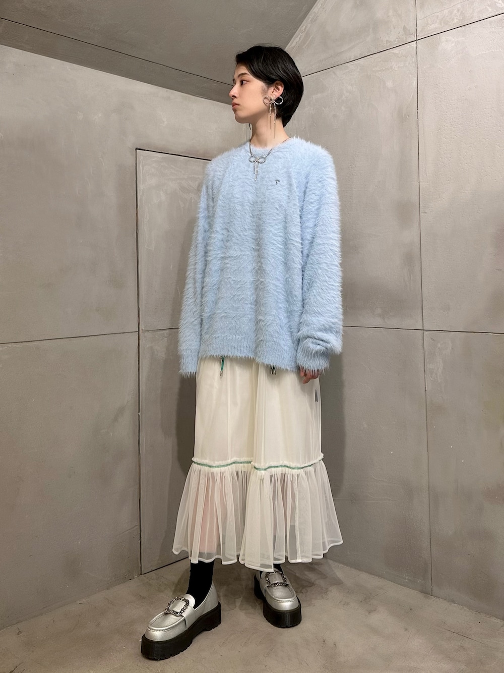 「PAMEO POSE、パメオポーズ、ニット、シャギーニット、チュール、チュールワンピ、厚底ローファー、リボンチョーカー、リボンピアス、オトナガーリー、シンプルコーデ、秋冬コーデ、きれいめコーディネート」｜「PAMEO POSEのShaggy Sweater（ニット/セーター、ブルー系）」を使った、PAMEO POSEさん（レディース・164cm）の秋コーディネートの1枚目の写真
