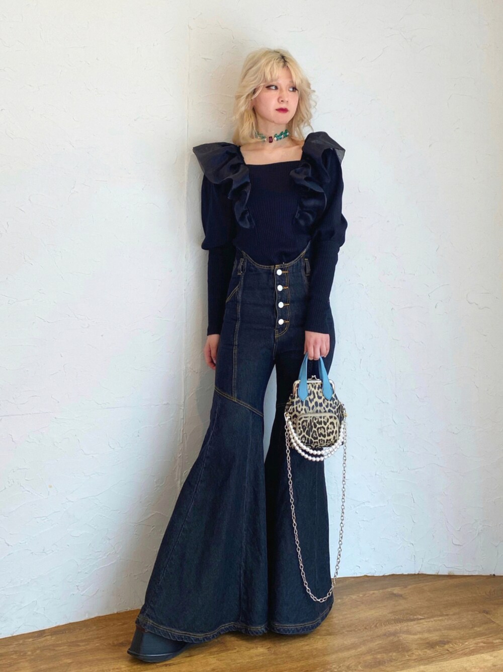 「PAMEO POSE、フレアパンツ、フレアデニム、ハイウエストデニム、チュールトップス、ビーズアクセサリー、ビーズネックレス、レオパード、ブラックコーデ」｜「PAMEO POSEのSuper V Top（Tシャツ/カットソー、ブラック系）」を使った、PAMEO POSEさん（レディース・164cm）の夏コーディネートの1枚目の写真