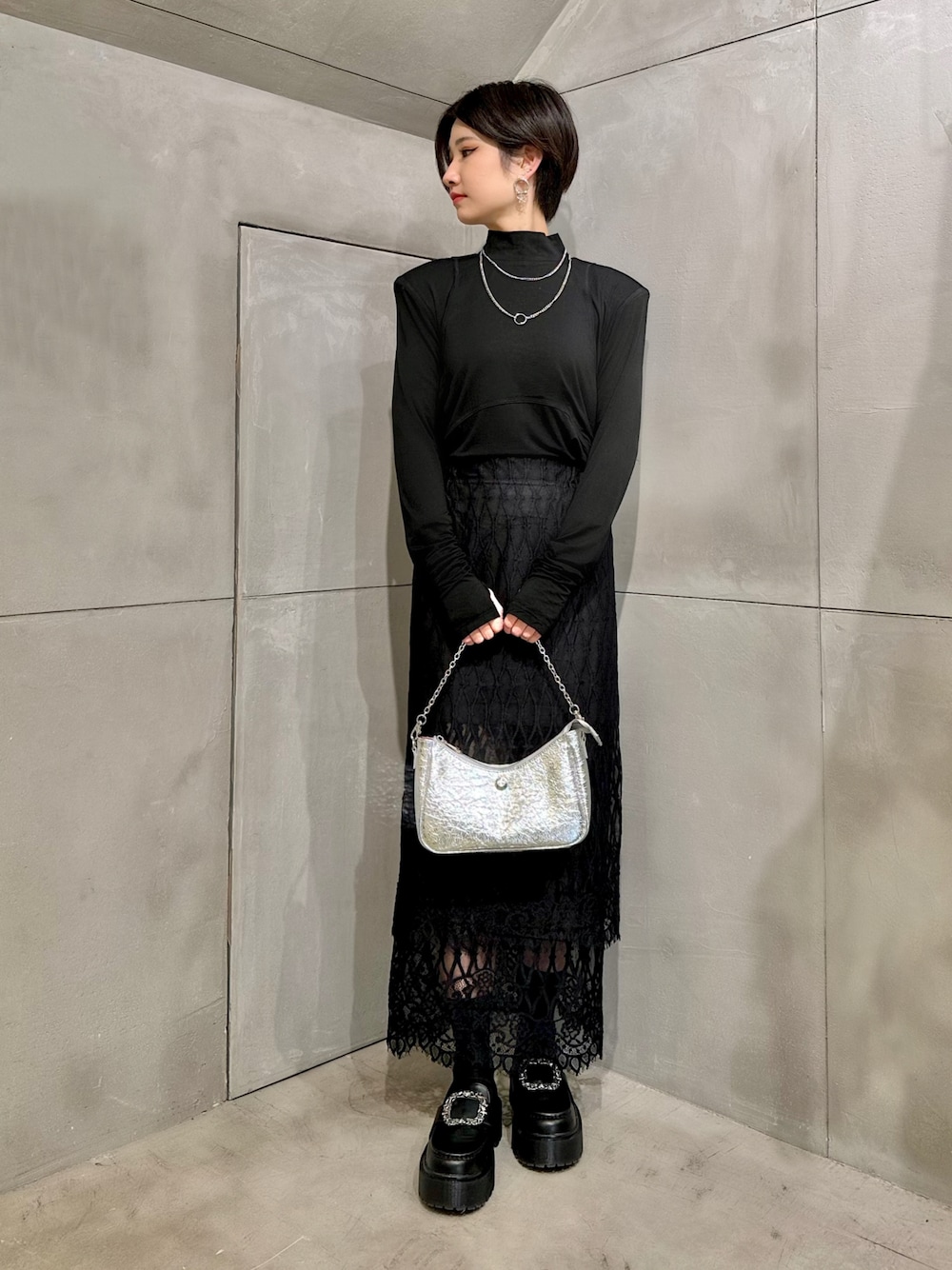 「PAMEO POSE、パメオポーズ、オールブラック、ブラックコーデ、カットソー、レーススカート、タイトスカート、厚底ローファー、シルバーバッグ、サージカルステンレス、チェーンネックレス、星ピアス、きれいめコーディネート、お呼ばれスタイル、シンプルコーデ」｜「PAMEO POSEのSquare Top（Tシャツ/カットソー、ブラック系）」を使った、PAMEO POSEさん（レディース・164cm）の冬コーディネートの1枚目の写真