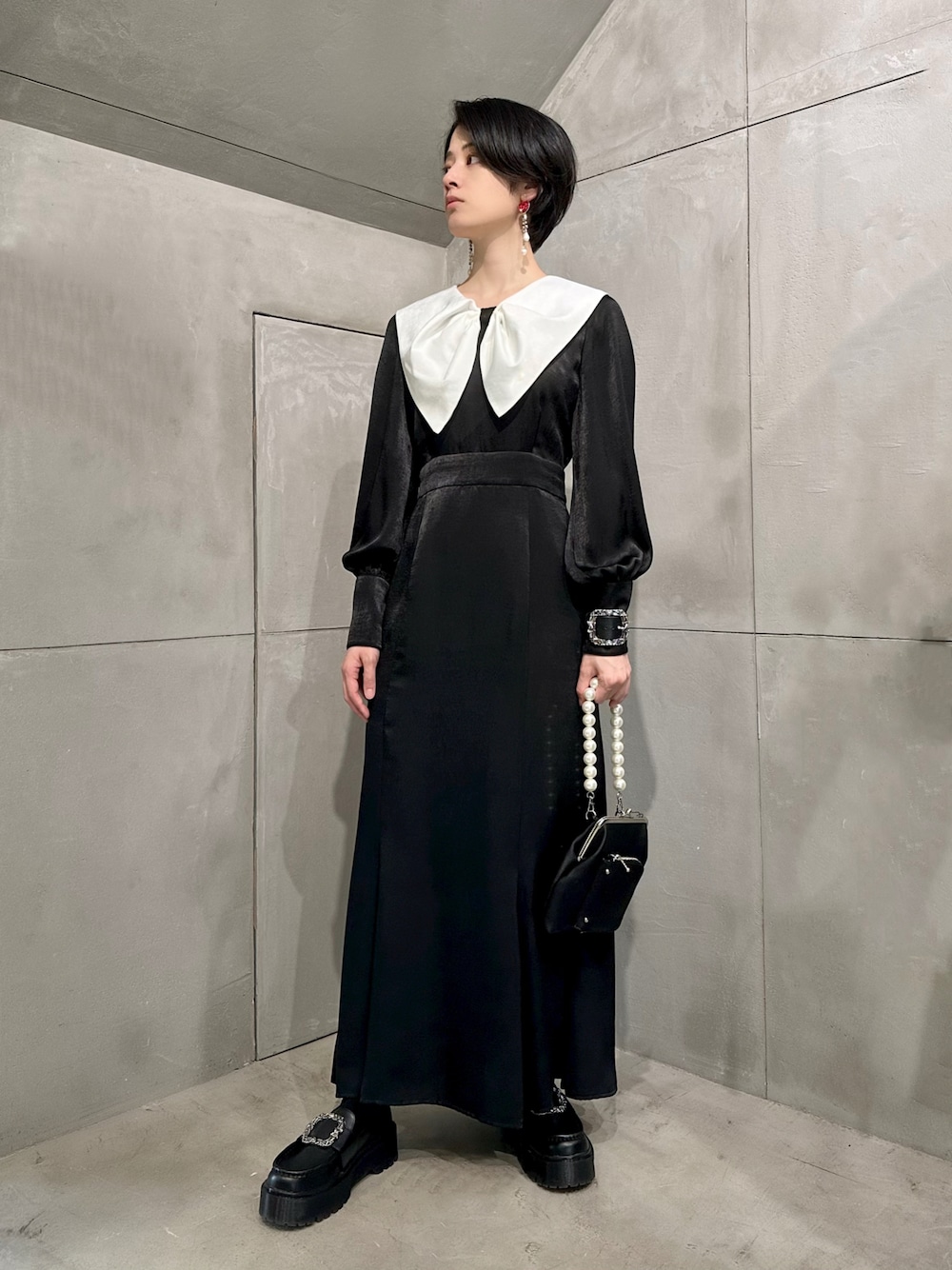 「PAMEO POSE、パメオポーズ、ブラックワンピース、サテンワンピース、ビッグカラー、オケージョンワンピース、バングル、ハンドバッグ、がま口バッグ、厚底ローファー、ブラックコーデ、オールブラック、お出かけコーデ、休日スタイル、きれいめコーディネート」｜「PAMEO POSEのBig Bow Dress（ドレス、ブラック系）」を使った、PAMEO POSEさん（レディース・164cm）の秋コーディネートの1枚目の写真