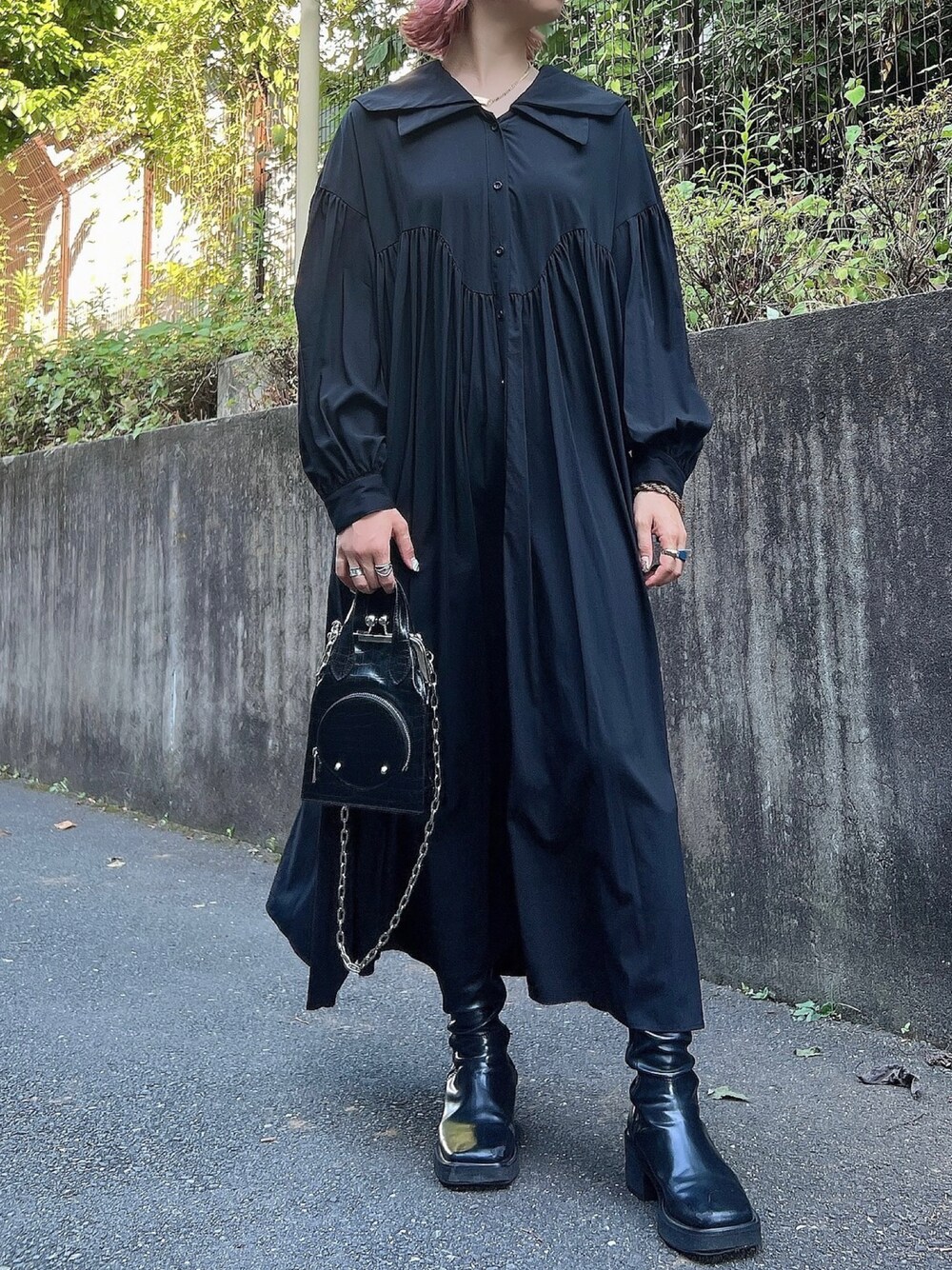 「PAMEO POSE、モノトーン、ワンピース、オールブラック、ミニバッグ、ロングワンピース」｜「PAMEO POSEのTaurus Plate Choker（ネックレス、ゴールド系）」を使った、PAMEO POSEさん（レディース・164cm）の夏コーディネートの1枚目の写真