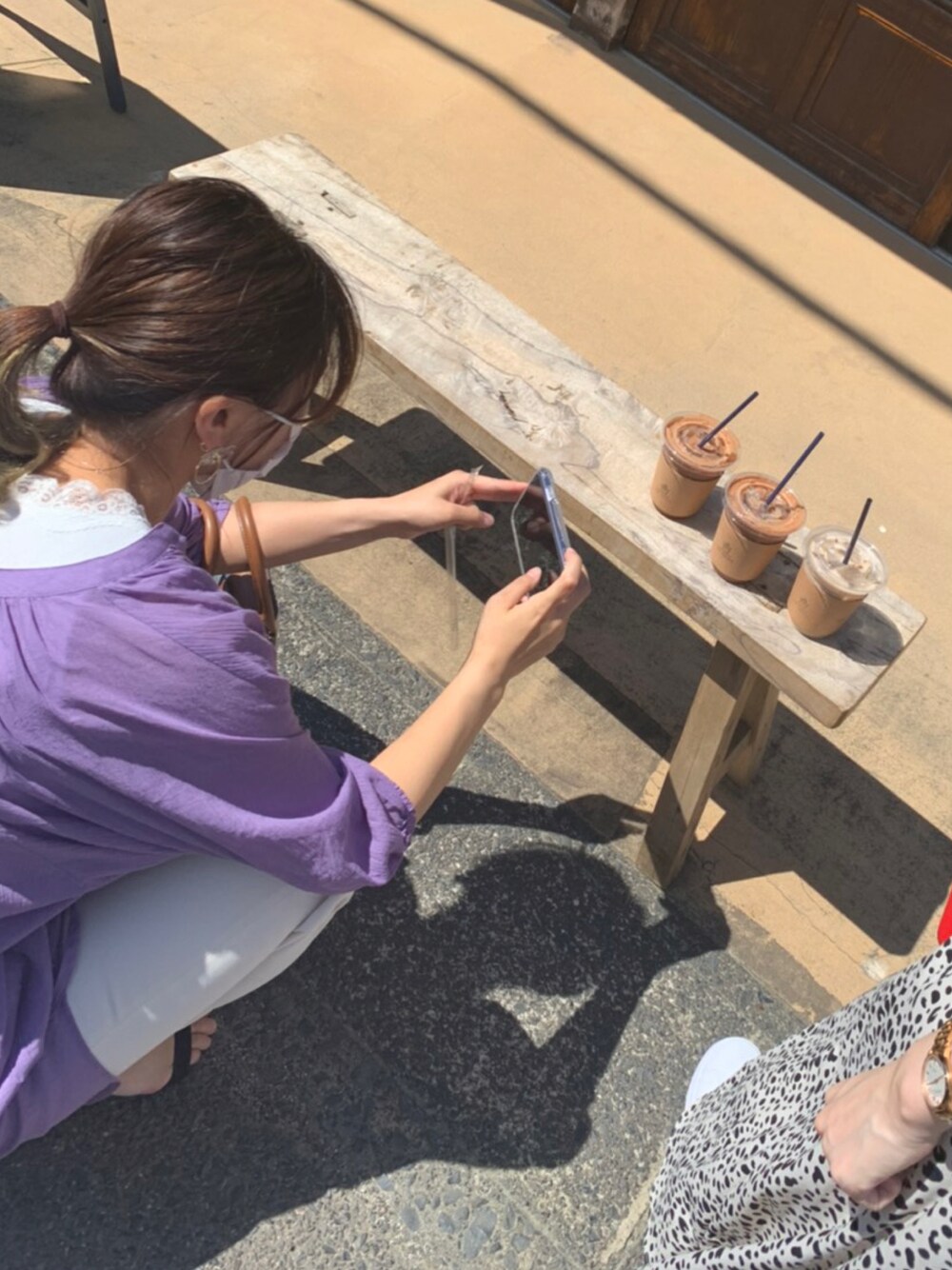 パープル系のシャツ/ブラウス、ホワイト系のその他パンツ、ホワイト系のタンクトップを着用したレディースの夏コーディネートの1枚目の写真