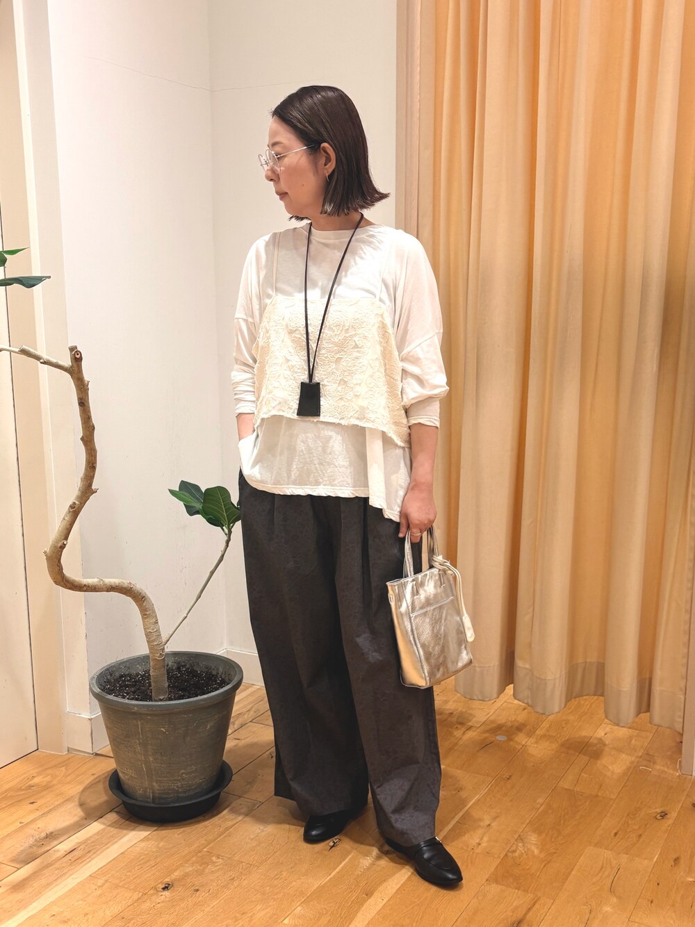 ホワイト系のTシャツ/カットソー、ホワイト系のキャミソール、グレー系のその他パンツを着用したレディースの秋コーディネートの1枚目の写真