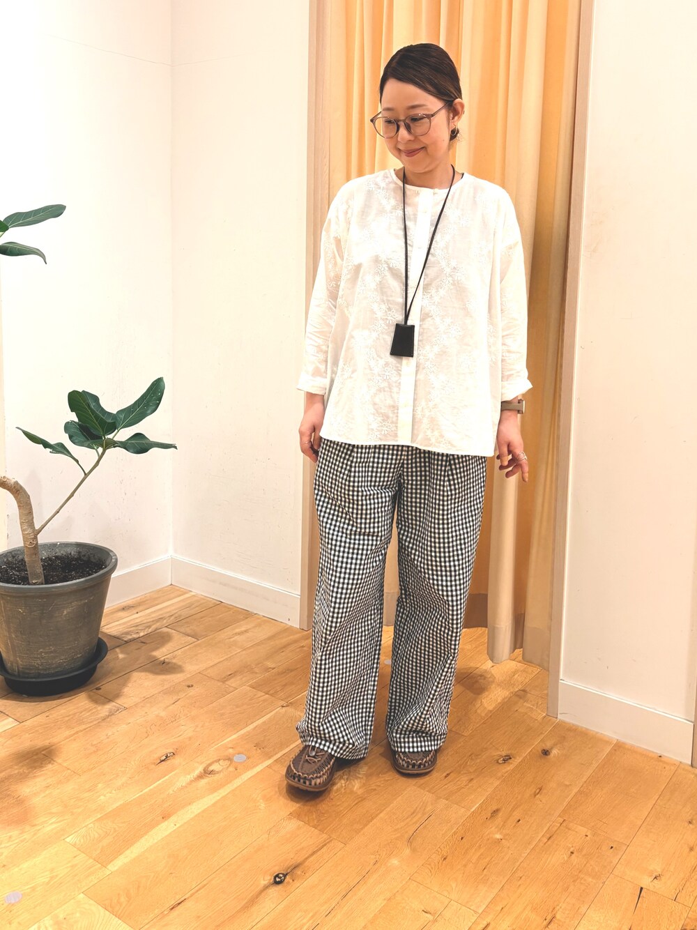 その他のその他パンツ、ブラウン系のサンダル、ホワイト系のシャツ/ブラウスを着用したレディースの夏コーディネートの1枚目の写真