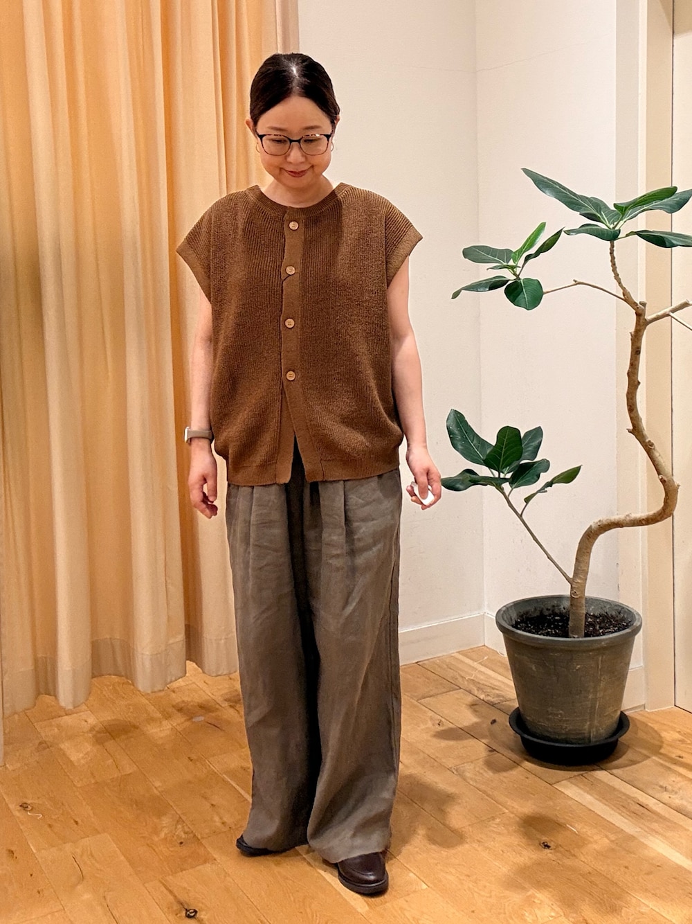 ブラウン系のベスト、ベージュ系のその他パンツ、ブラウン系のローファーを着用したレディースの夏コーディネートの1枚目の写真