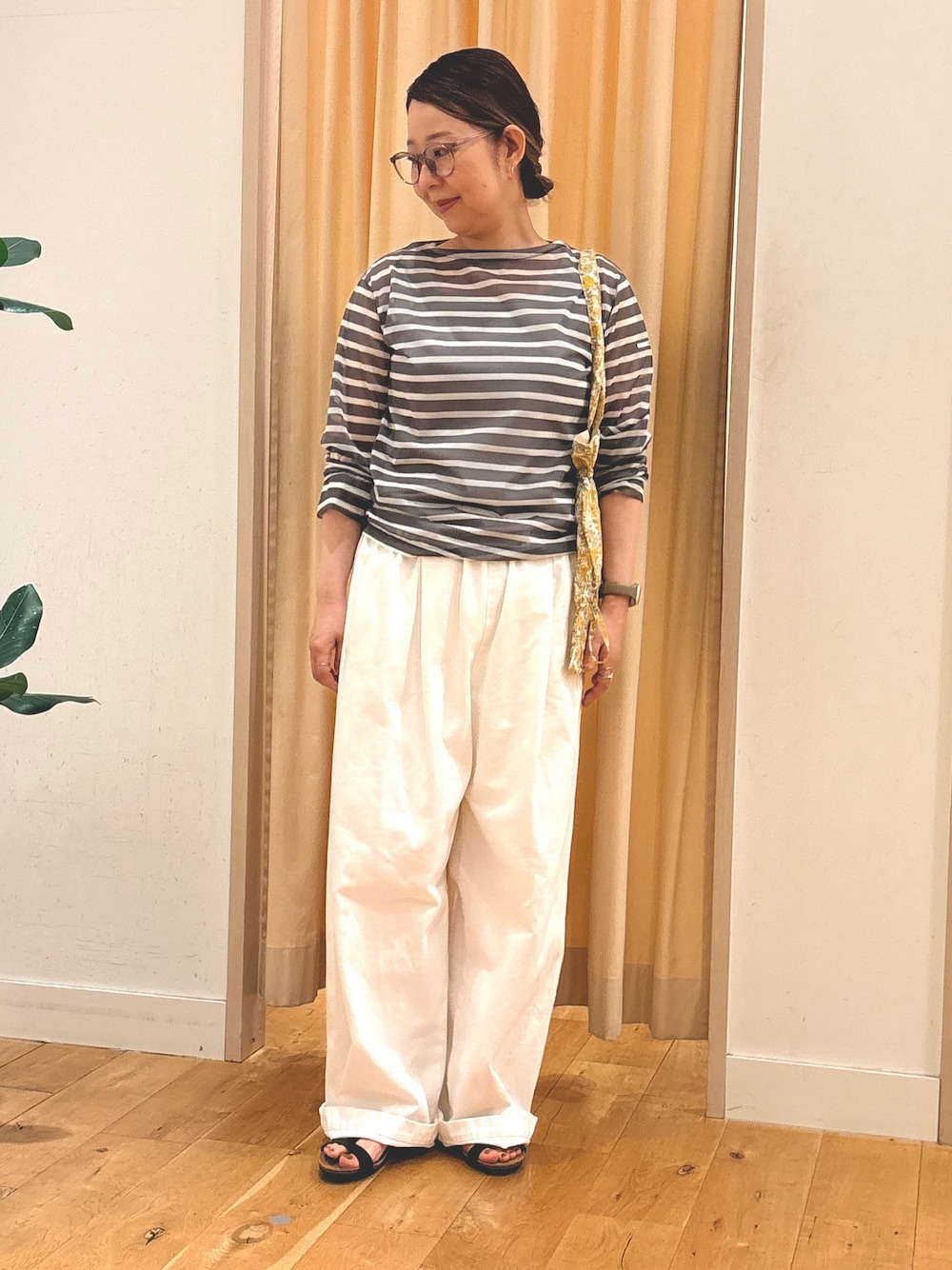 ホワイト系のその他パンツ、グレー系のTシャツ/カットソー、イエロー系のトートバッグを着用したレディースの夏コーディネートの1枚目の写真