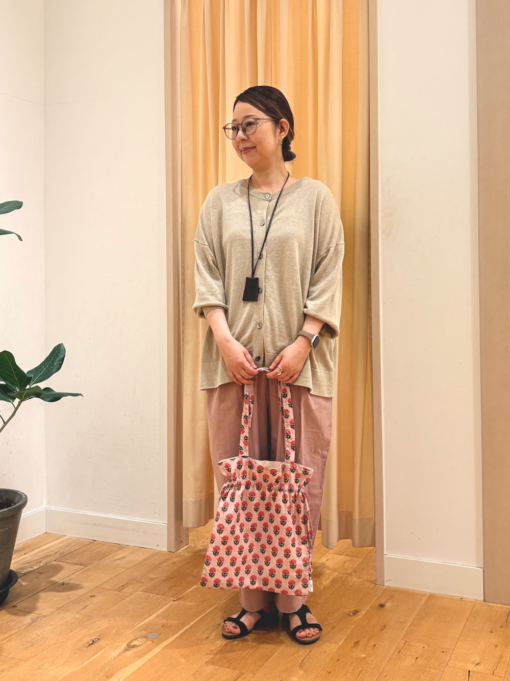 ベージュ系のカーディガン/ボレロ、ピンク系のその他パンツ、ピンク系のトートバッグを着用したレディースの夏コーディネートの1枚目の写真