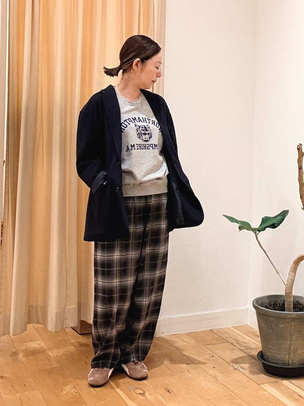 ブルー系のその他アウター、パープル系のその他パンツ、ブラウン系のスニーカーを着用したレディースの秋コーディネートの1枚目の写真