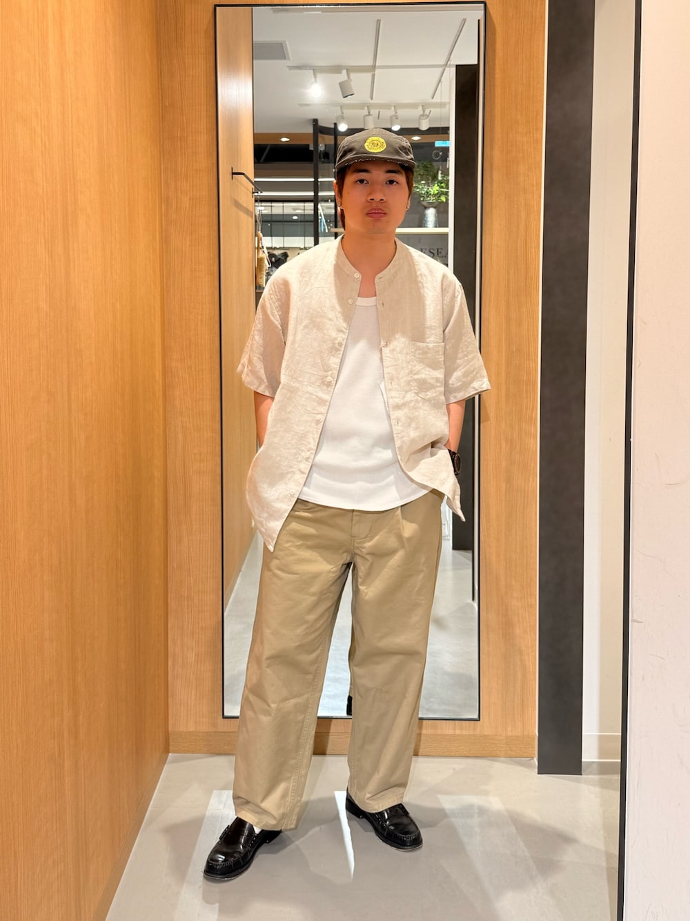 ホワイト系のシャツ/ブラウス、ベージュ系のその他パンツを着用したメンズの春コーディネートの1枚目の写真