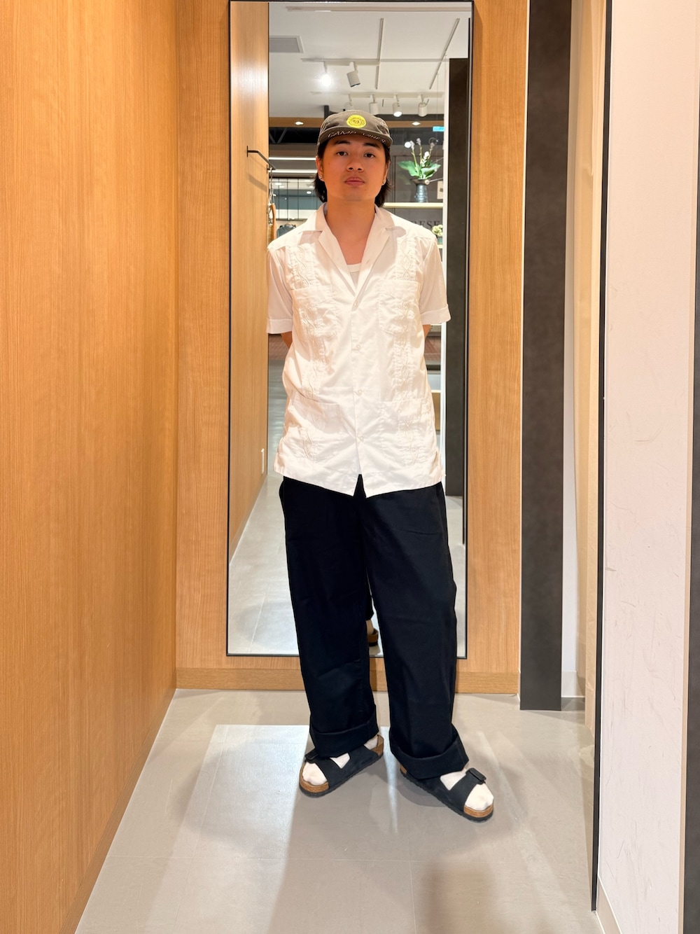 ブルー系のその他パンツ、ブラック系のサンダルを着用したメンズの夏コーディネートの1枚目の写真