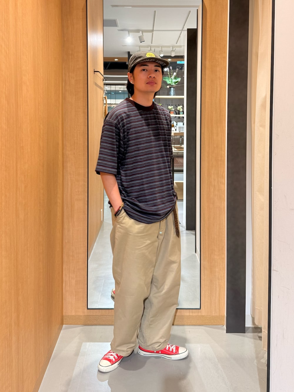ブラック系のTシャツ/カットソーを着用したメンズの夏コーディネートの1枚目の写真