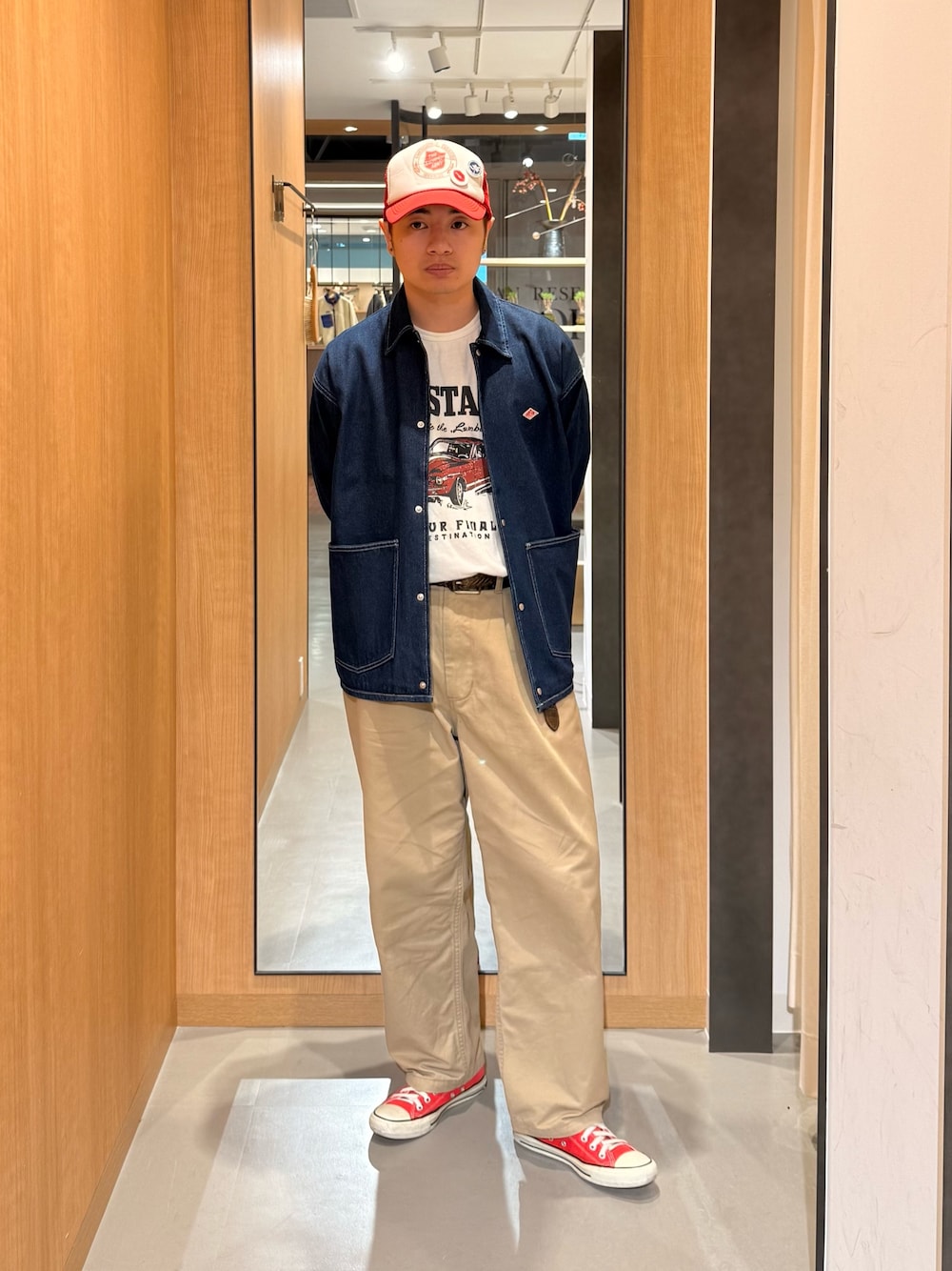 ブルー系のシャツ/ブラウスを着用したメンズの秋コーディネートの1枚目の写真