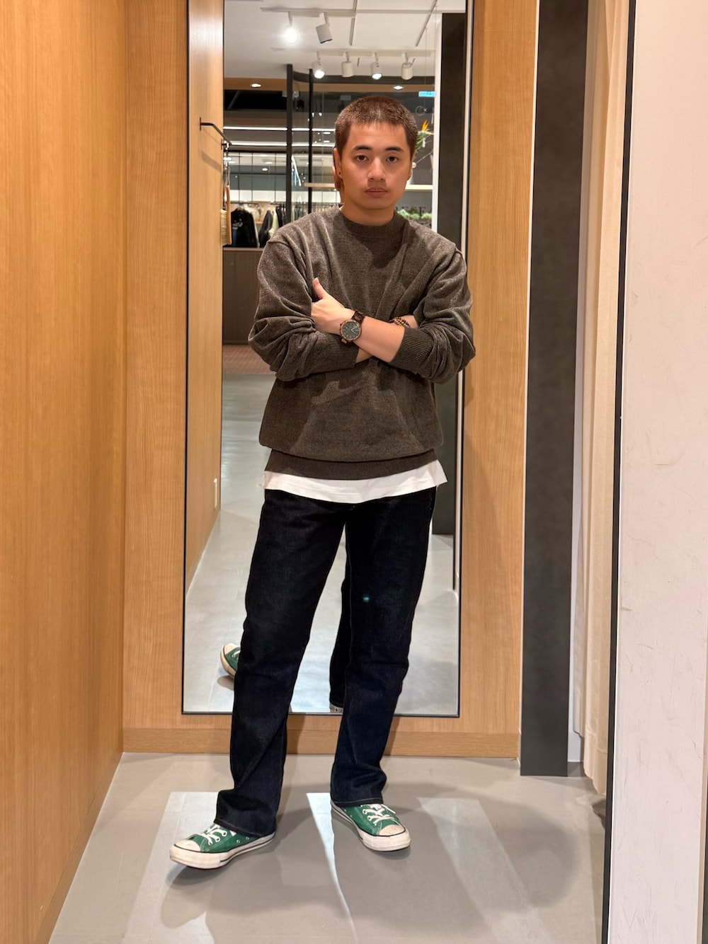 ブラウン系のニット/セーターを着用したメンズの秋コーディネートの1枚目の写真