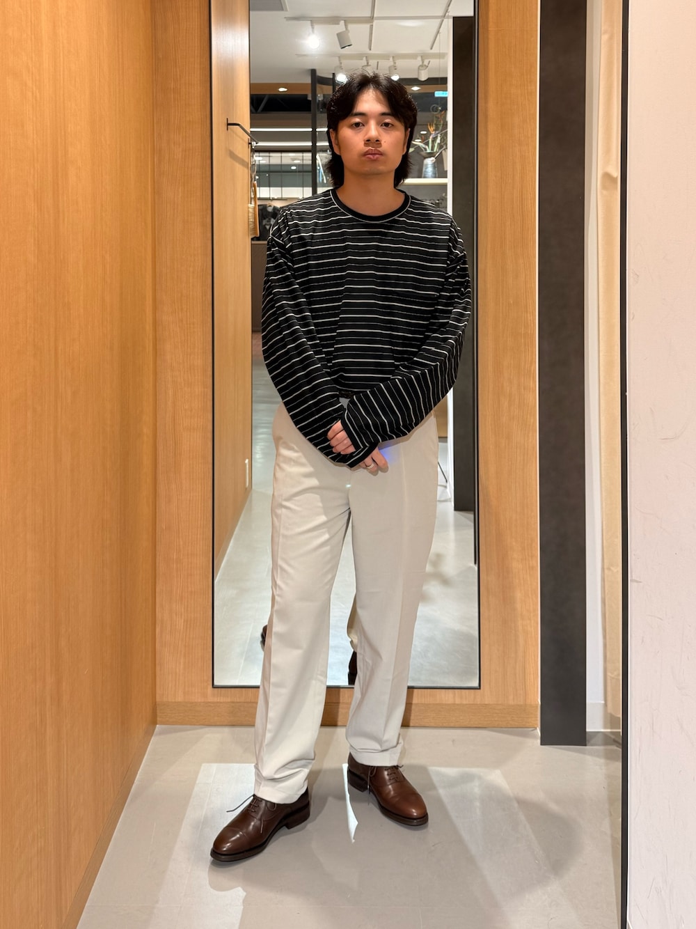 ブラック系のTシャツ/カットソー、ベージュ系のその他パンツ、ブラウン系のドレスシューズを着用したメンズの夏コーディネートの1枚目の写真