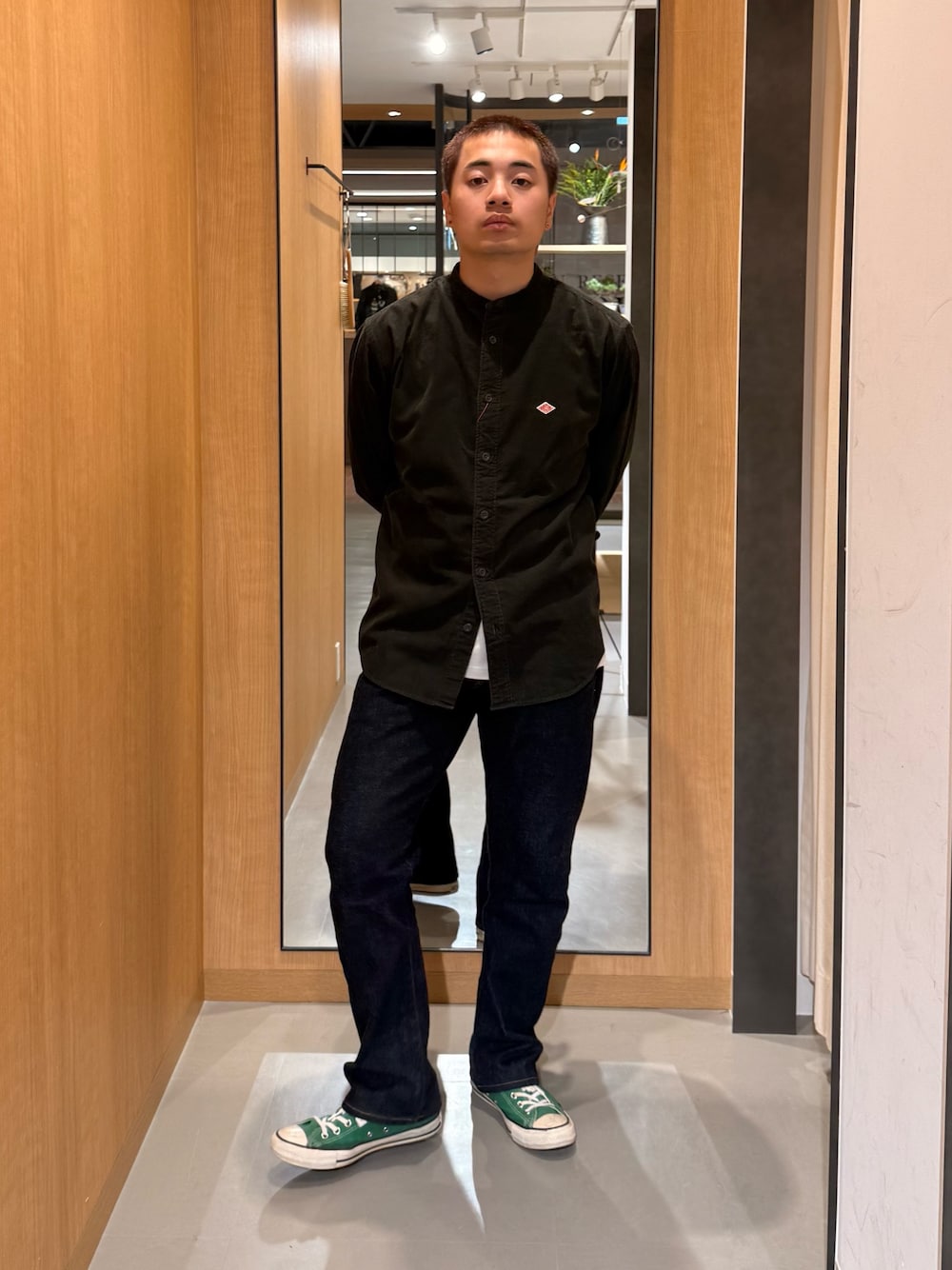 グレー系のシャツ/ブラウスを着用したメンズの秋コーディネートの1枚目の写真