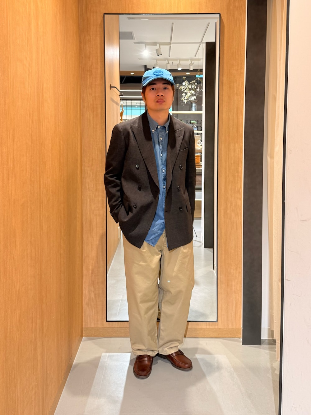 ブラウン系のその他アウター、ベージュ系のその他パンツ、ブルー系のシャツ/ブラウスを着用したメンズの春コーディネートの1枚目の写真