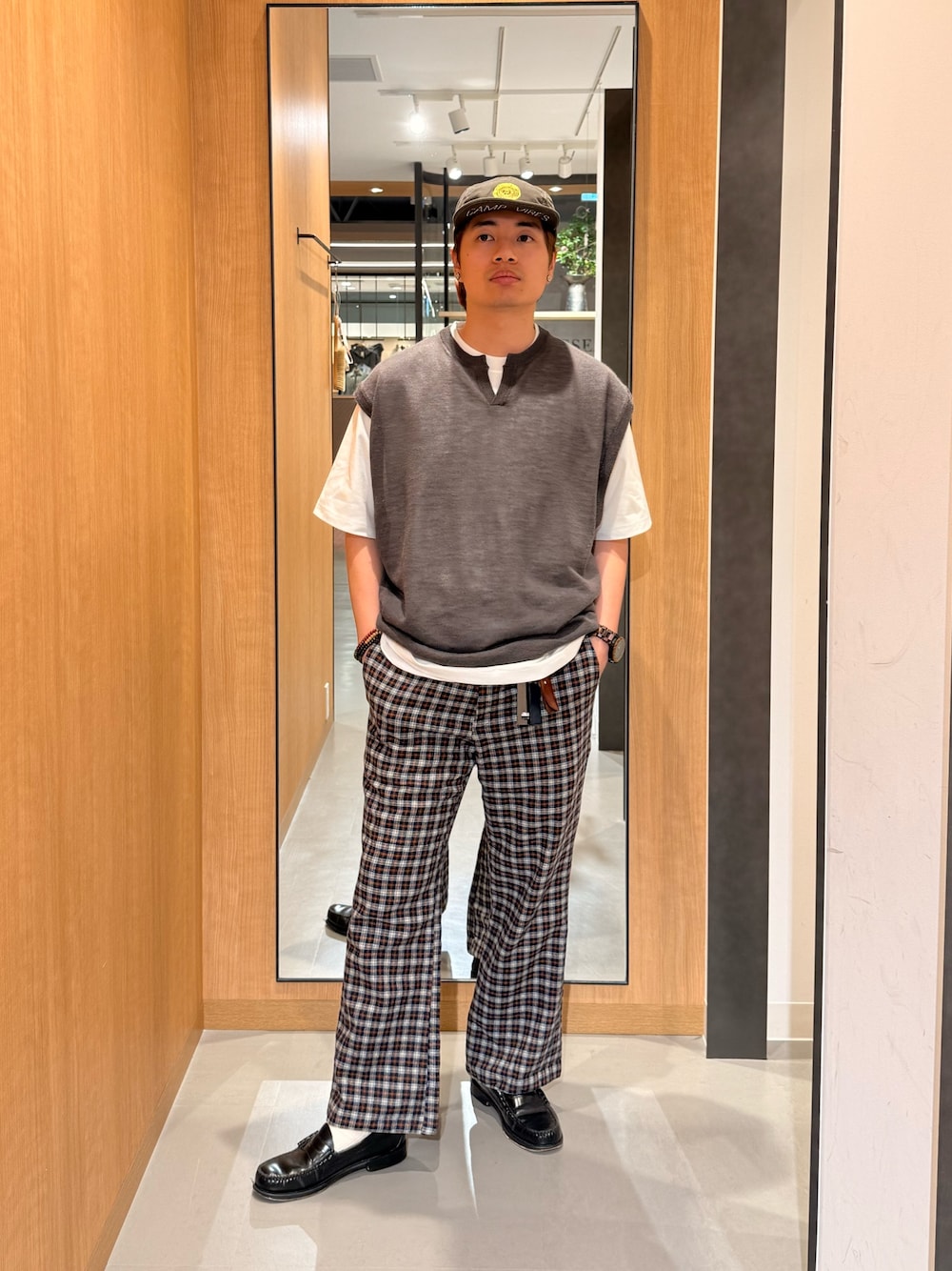 グレー系のベスト、ホワイト系のTシャツ/カットソーを着用したメンズの春コーディネートの1枚目の写真