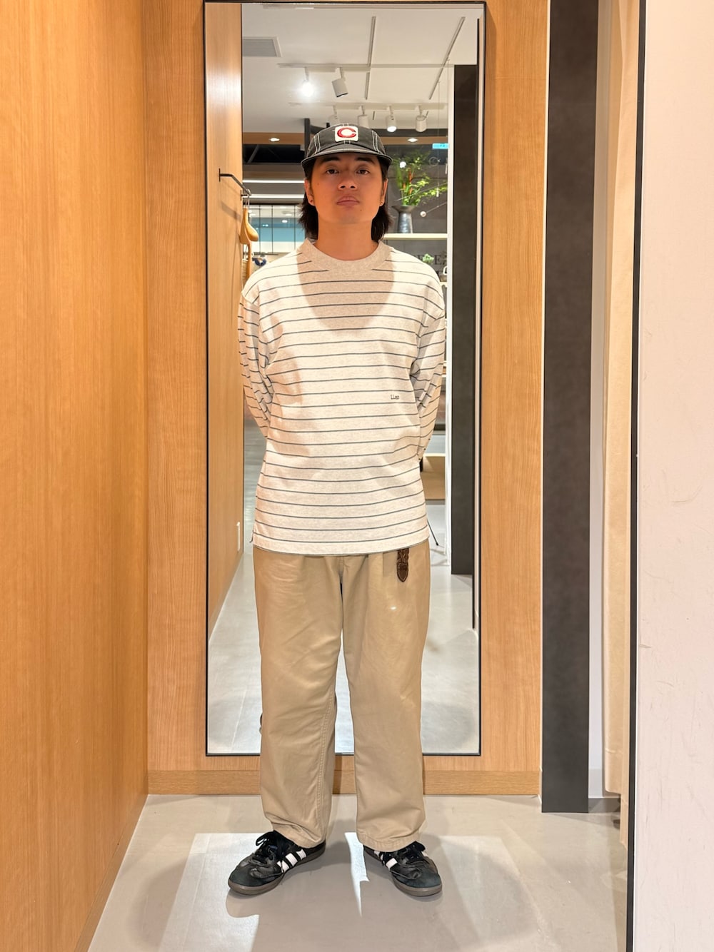 グレー系のTシャツ/カットソーを着用したメンズの夏コーディネートの1枚目の写真
