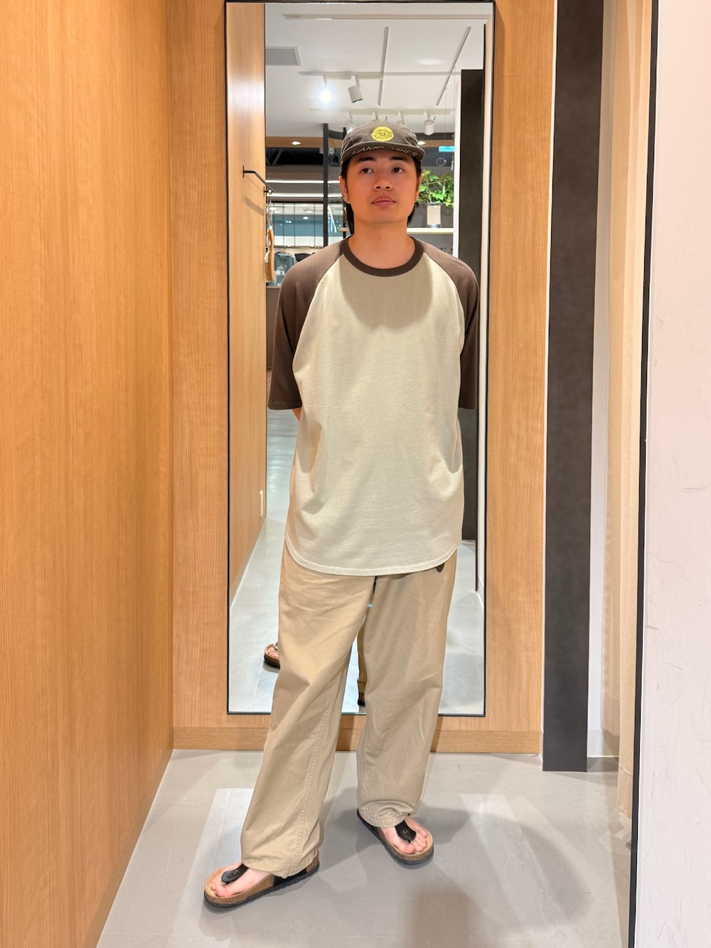 ブラウン系のTシャツ/カットソーを着用したメンズの夏コーディネートの1枚目の写真