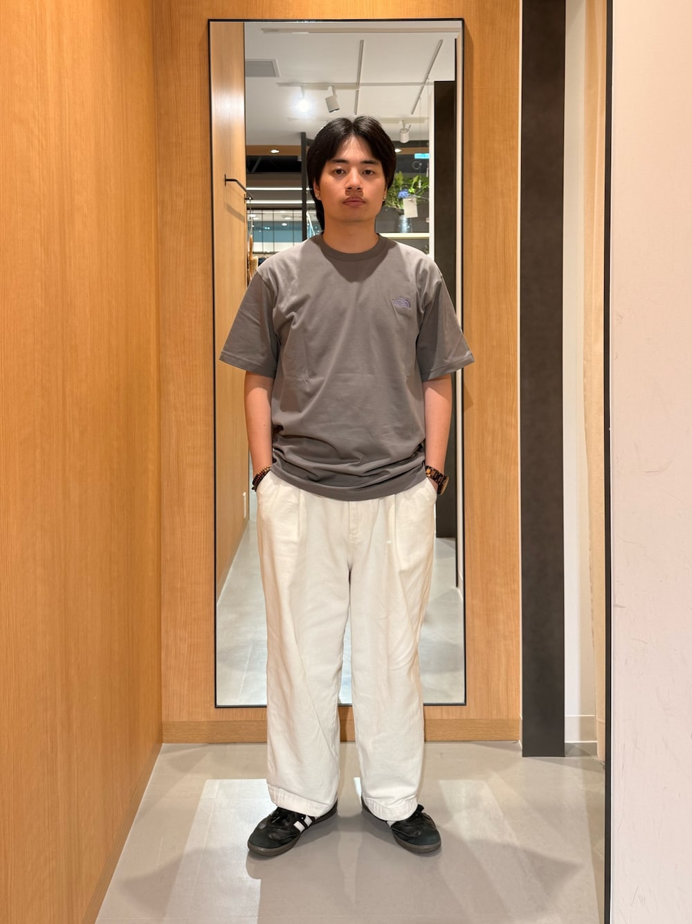 グレー系のTシャツ/カットソーを着用したメンズの夏コーディネートの1枚目の写真