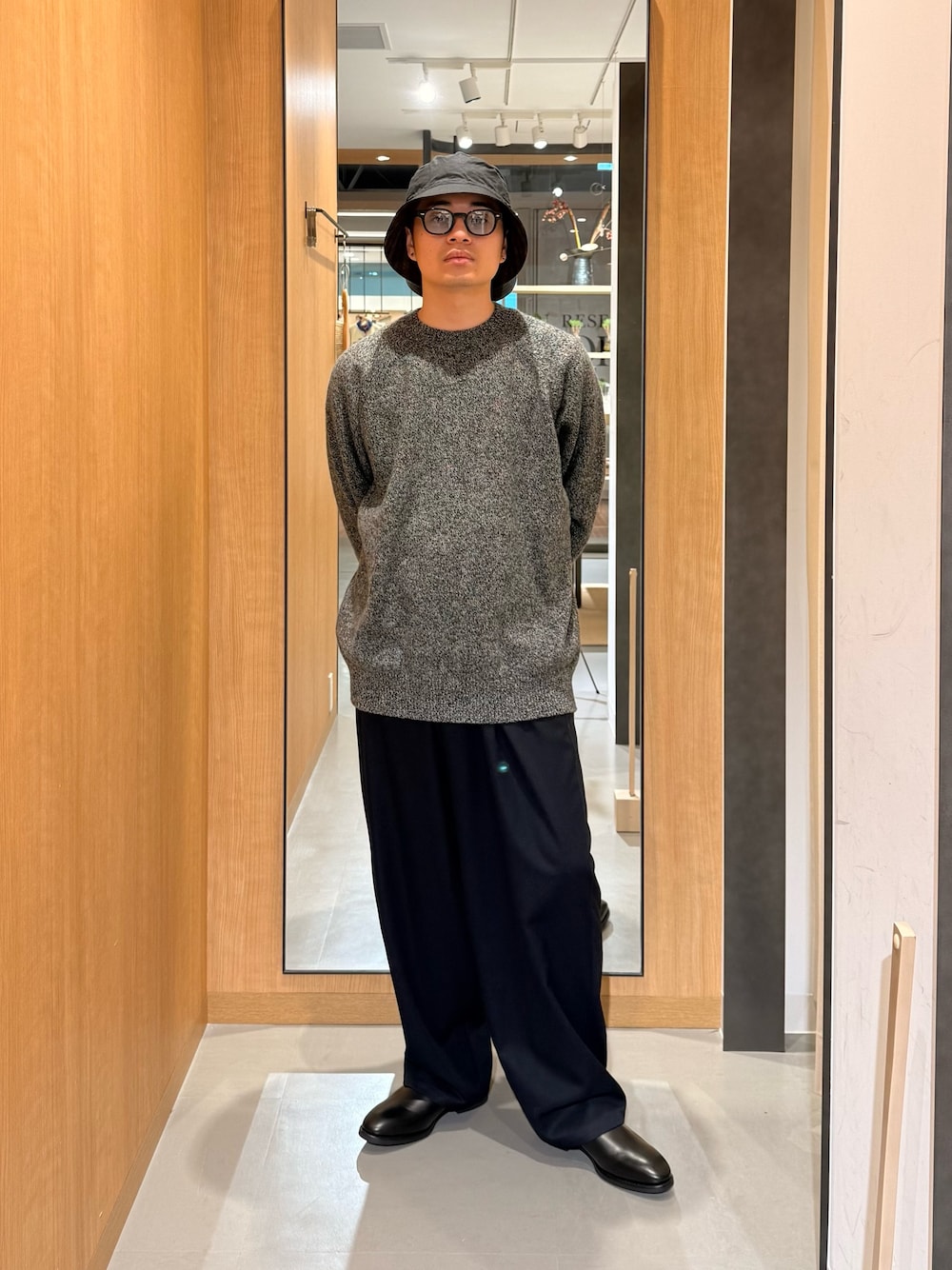 ブラック系のニット/セーター、ブルー系のその他パンツ、ブラック系のドレスシューズを着用したメンズの秋コーディネートの1枚目の写真