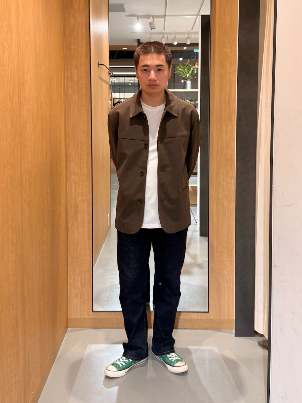 ブラウン系のその他アウターを着用したメンズの秋コーディネートの1枚目の写真
