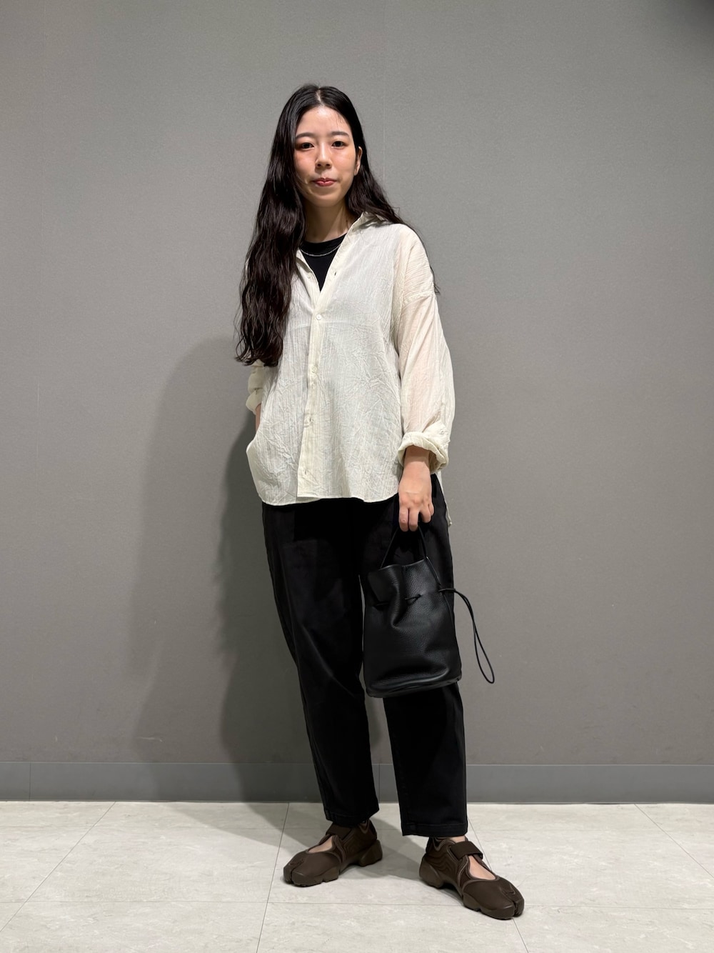 ベージュ系のシャツ/ブラウス、ブラック系のその他パンツ、ブラウン系のスニーカーを着用したレディースの夏コーディネートの1枚目の写真