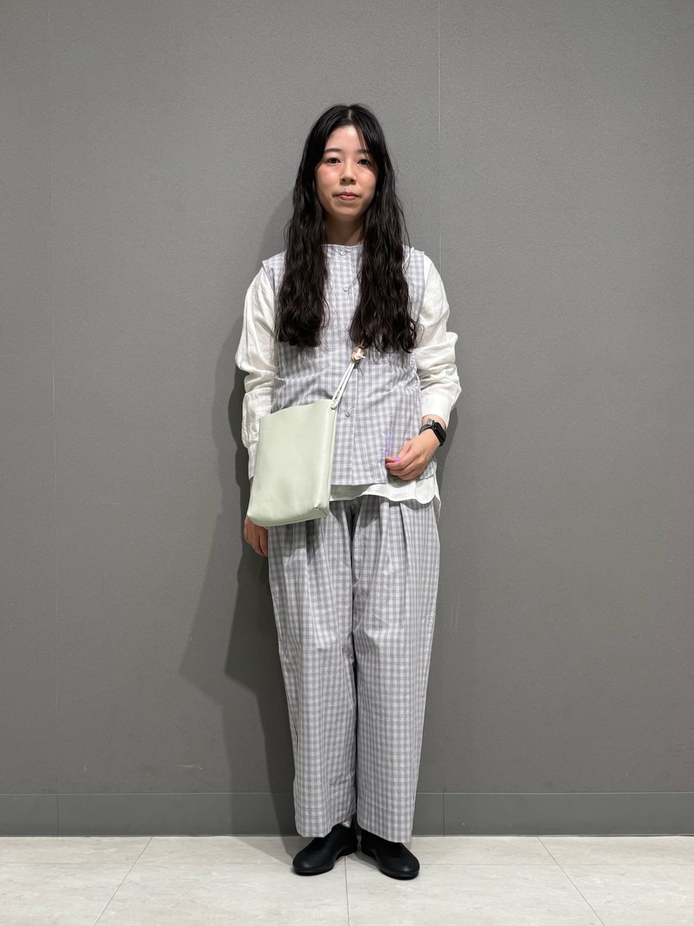 グレー系のシャツ/ブラウス、グレー系のその他パンツ、ホワイト系のシャツ/ブラウスを着用したレディースの春コーディネートの1枚目の写真