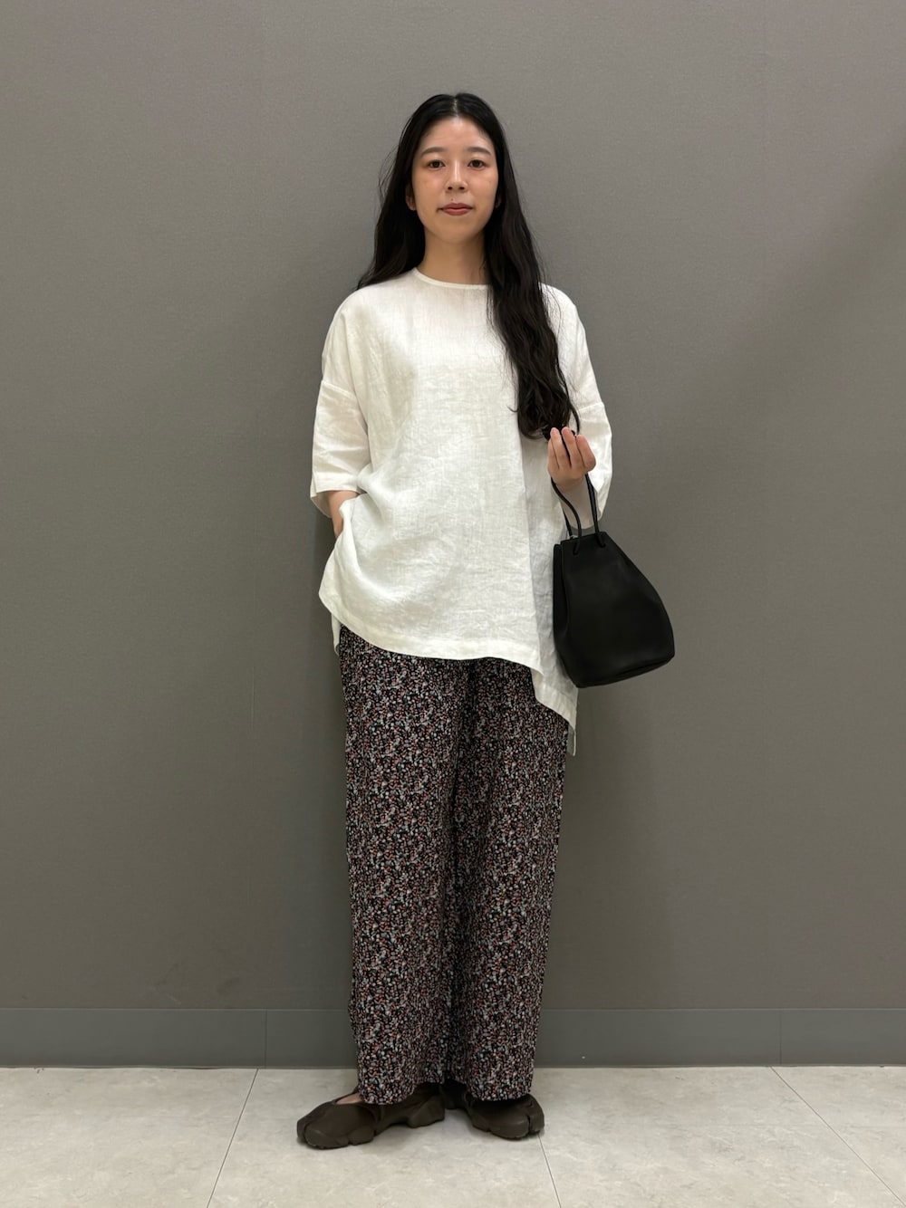 レッド系のその他パンツ、ホワイト系のシャツ/ブラウス、ブラック系のその他雑貨を着用したレディースの夏コーディネートの1枚目の写真