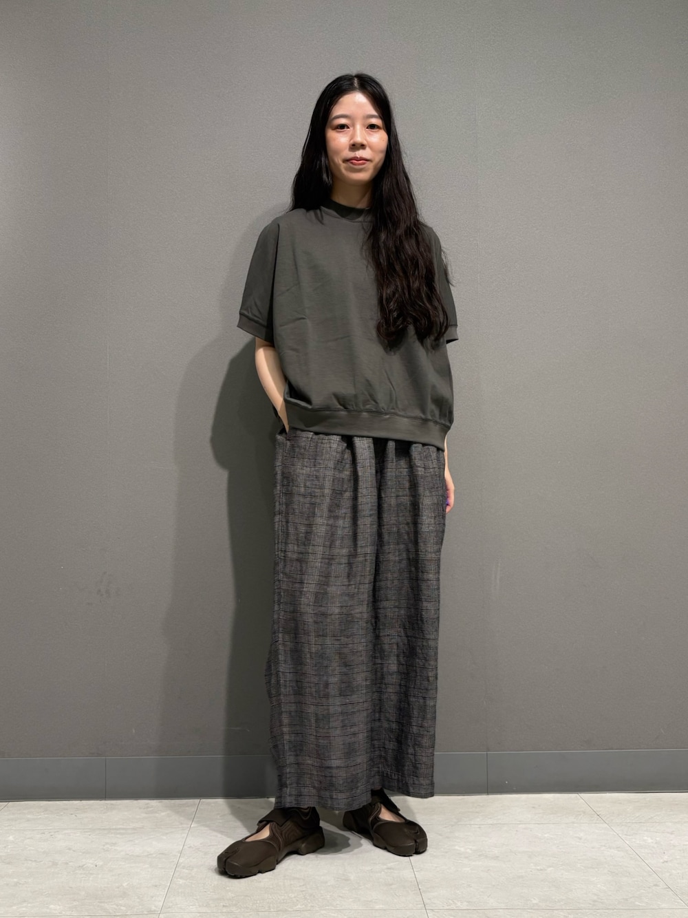 グレー系のTシャツ/カットソー、その他のその他パンツを着用したレディースの夏コーディネートの1枚目の写真