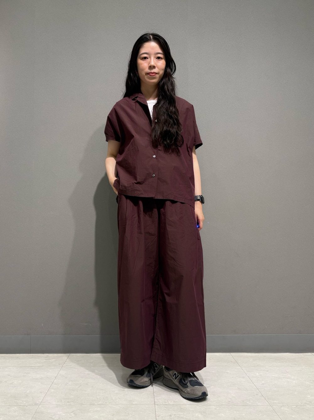ブラウン系のシャツ/ブラウス、ブラウン系のその他パンツ、ホワイト系のタンクトップを着用したレディースの夏コーディネートの1枚目の写真