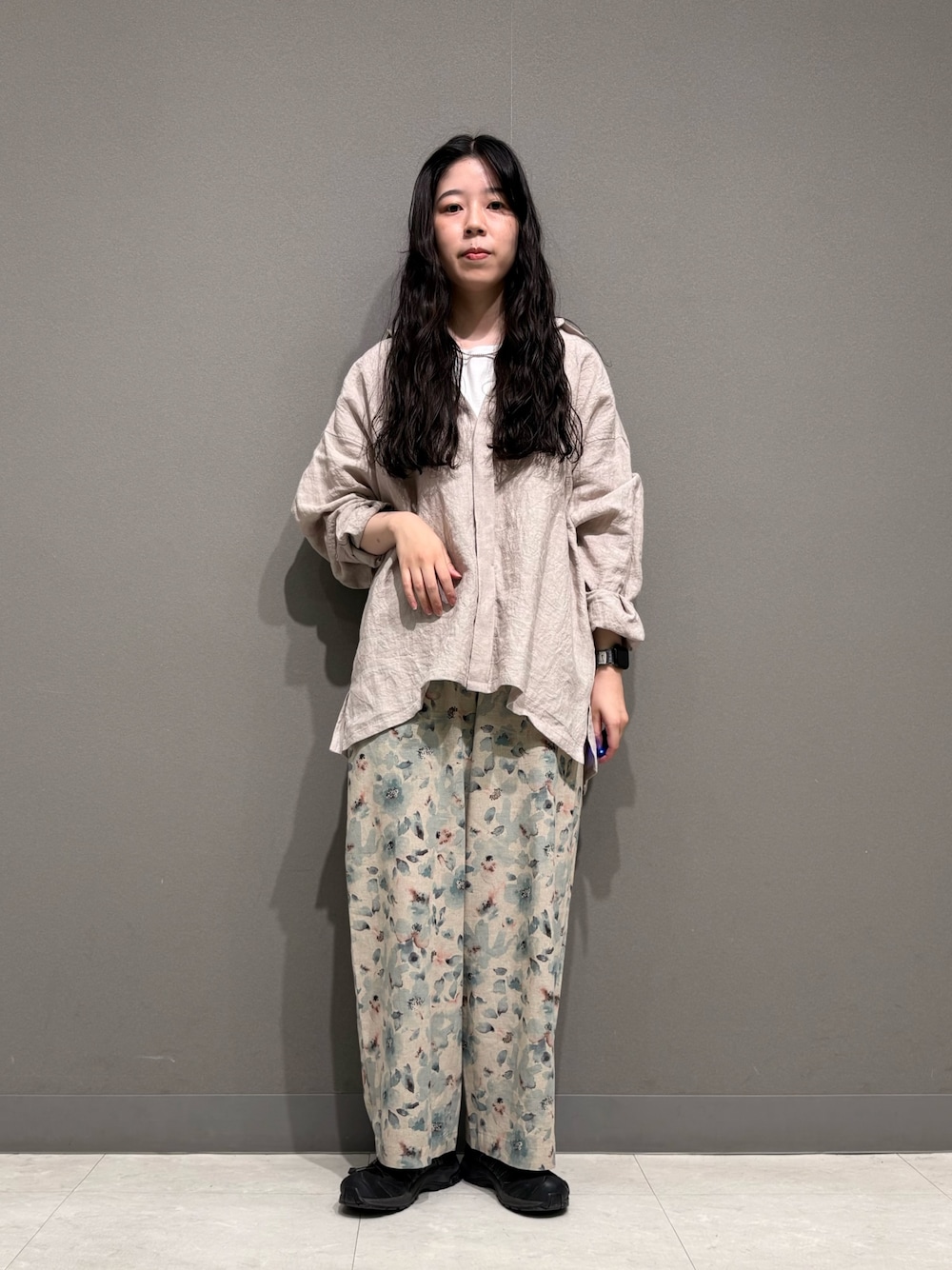 ピンク系のシャツ/ブラウス、ブルー系のその他パンツ、ホワイト系のタンクトップを着用したレディースの春コーディネートの1枚目の写真