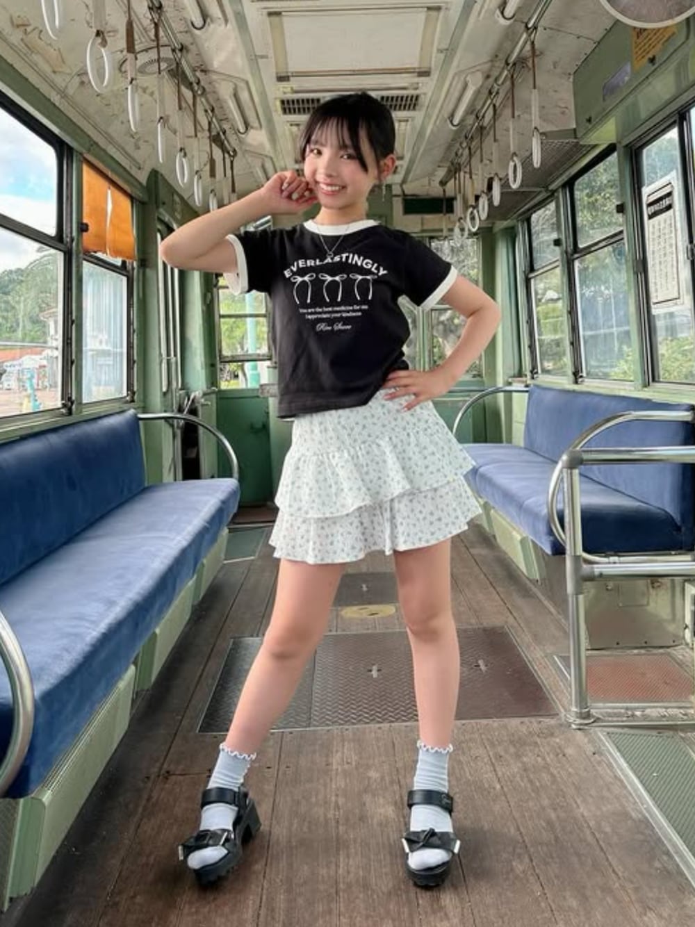 ブラック系のTシャツ/カットソーを着用したキッズの夏コーディネートの1枚目の写真
