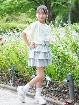 「RiCO SUCRE（リコシュクレ）のインパン付きティアードスカート（スカート、グレー系）」を使った、SHUSHUさん（キッズ・153cm）の夏コーディネート