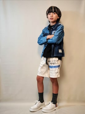 「Dr. Martens（ドクターマーチン）のアイテム（シューズ）」を使った、唯智さん（キッズ・145cm）の秋コーディネート