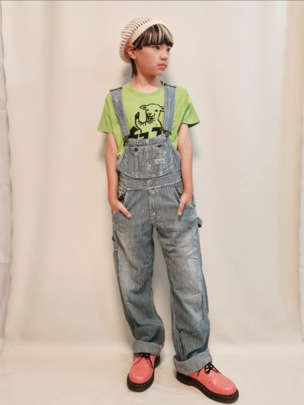 ピンク系のシューズ、グリーン系のTシャツ/カットソー、ブルー系のサロペット/オーバーオールを着用したキッズの夏コーディネートの1枚目の写真