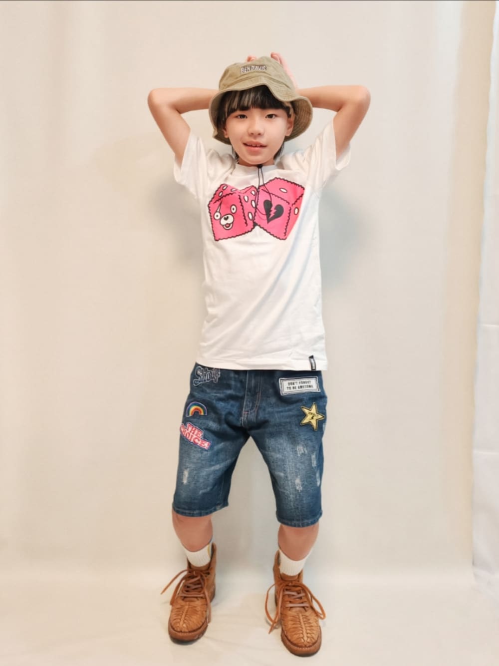 ブルー系のデニムパンツ、ベージュ系のブーツ、ホワイト系のTシャツ/カットソーを着用したキッズの夏コーディネートの1枚目の写真