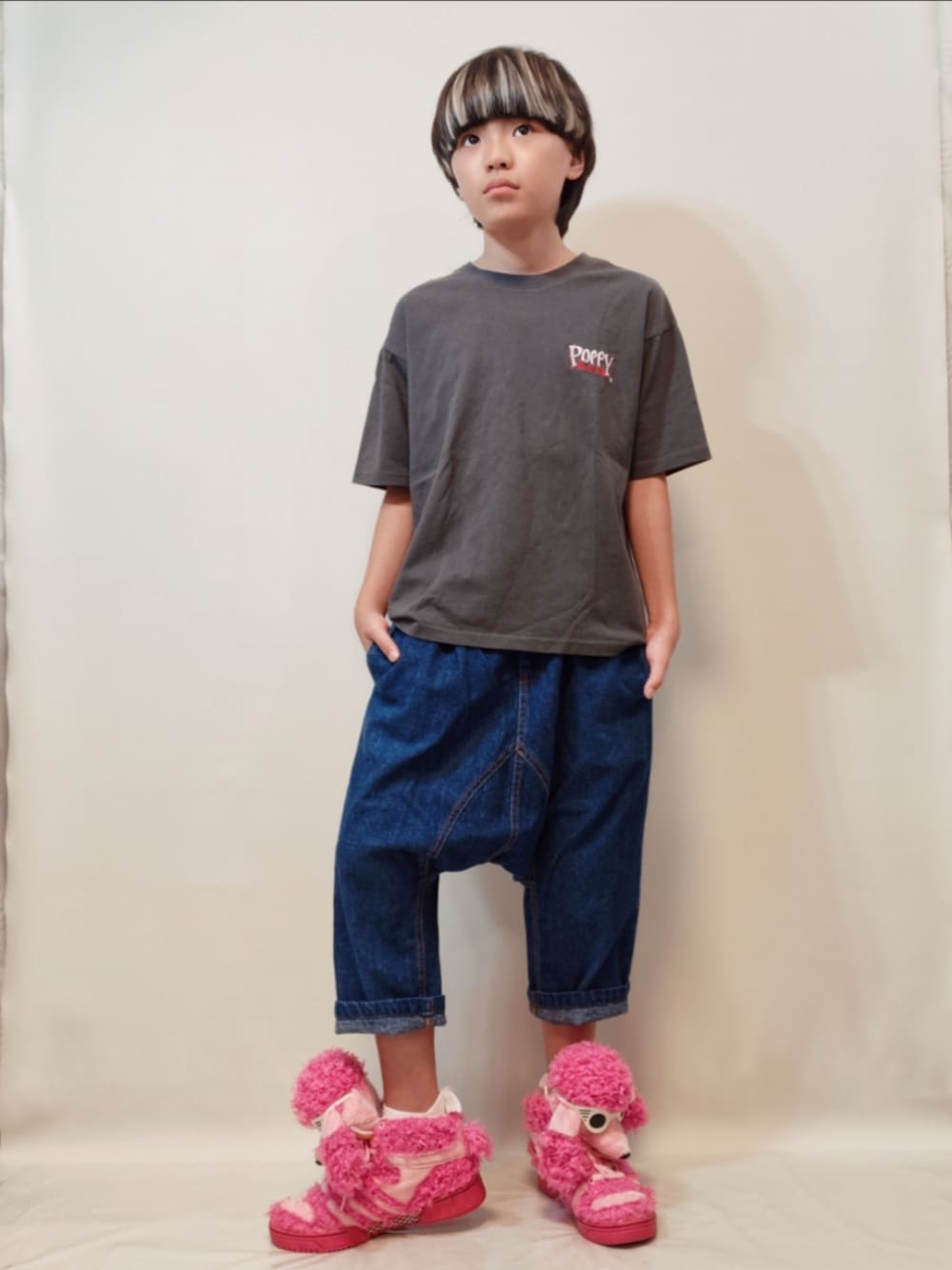 グレー系のTシャツ/カットソー、ブルー系のデニムパンツ、ピンク系のスニーカーを着用したキッズの夏コーディネートの1枚目の写真