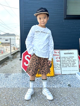 「Right-on（ライトオン）のRefurbish(リファービッシュ)【キッズ】ロゴデザイン長袖Tシャツ（Tシャツ/カットソー、ホワイト系）」を使った、leo1484さん（キッズ）の秋コーディネート