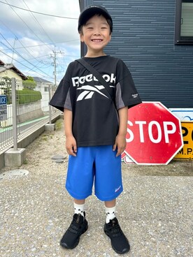 「Right-on（ライトオン）の【Reebok】【Ｒｅｅｂｏｋ】配色切り替えＴシャツ（Tシャツ/カットソー、ブラック系）」を使った、leo1484さん（キッズ）の夏コーディネート