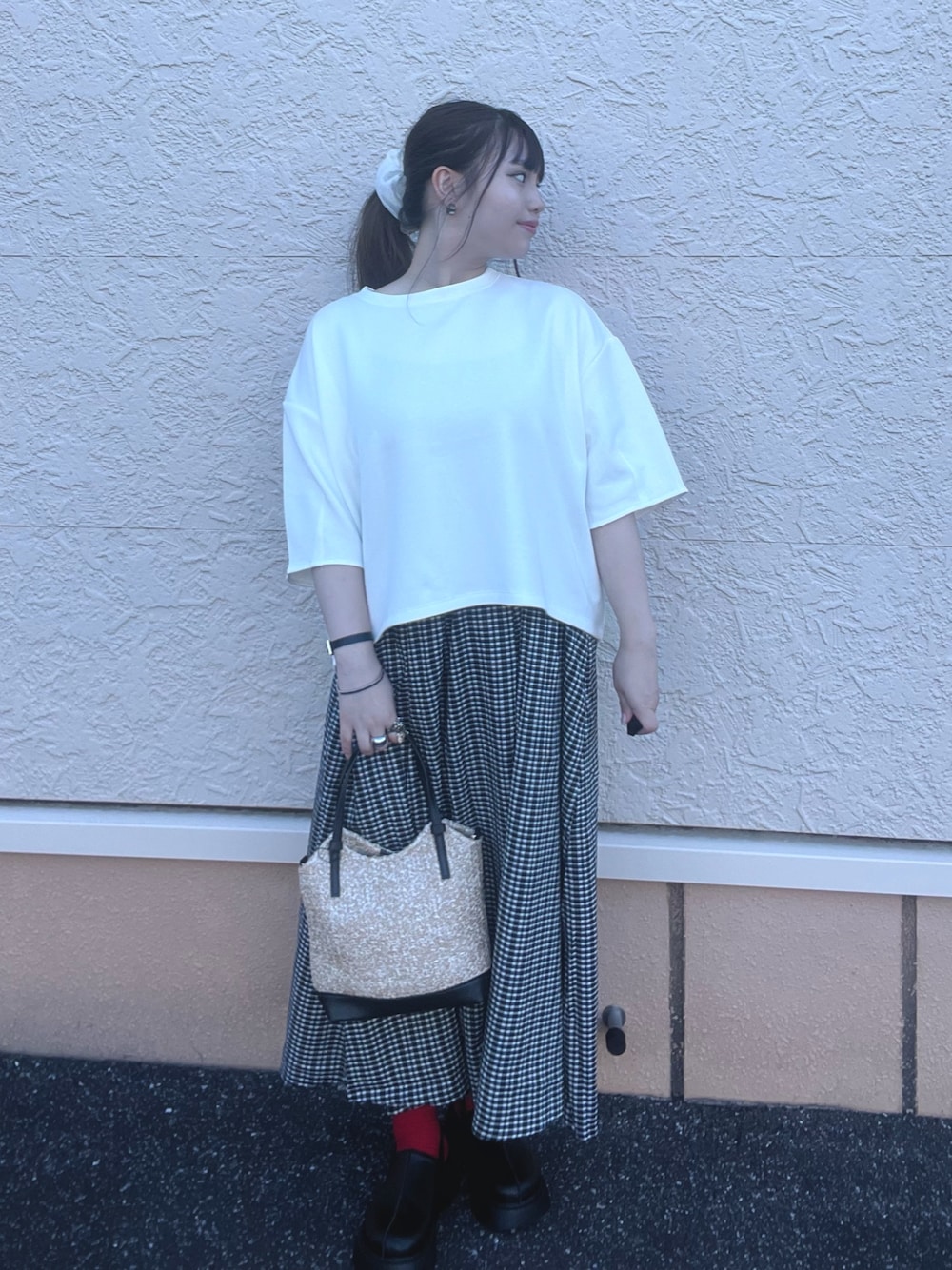 ブルー系のTシャツ/カットソー、ブラック系のスカート、イエロー系のショルダーバッグを着用したレディースの夏コーディネートの1枚目の写真