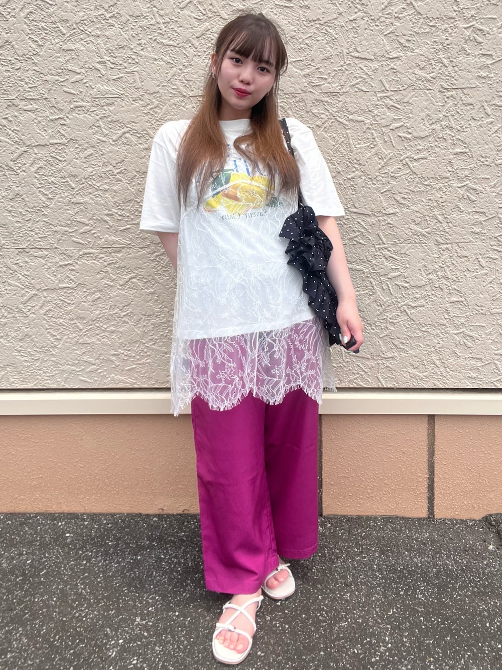 ホワイト系のキャミソール、パープル系のその他パンツ、ホワイト系のTシャツ/カットソーを着用したレディースの夏コーディネートの1枚目の写真